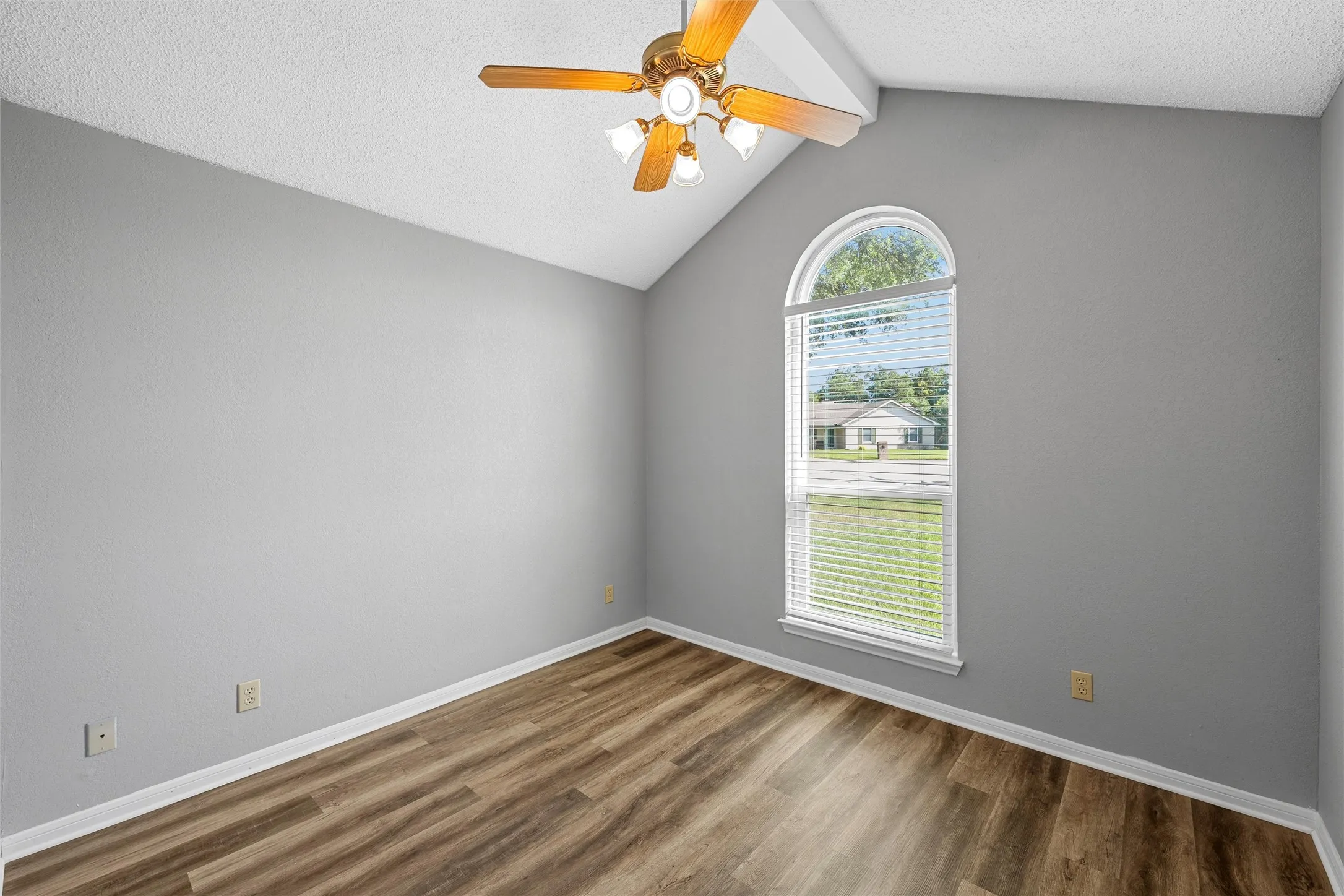 Single Family Residence For Sale in Mc Lennan County , 316 Evergreen Court, Hewitt, Texas 76643, 3 Bedroom, 2 Bathroom, 2 Garage spaces, 1,692 Sqft, built in 1992, mls#21287195, Real Estate Agent in Hewitt, Homes For Sale in Mc Lennan county, Homes For Sale in Hewitt, Realtor in Hewitt Texas, Real Estate Brokerage Independent Realty Texas, Luminita Cordes Realtor