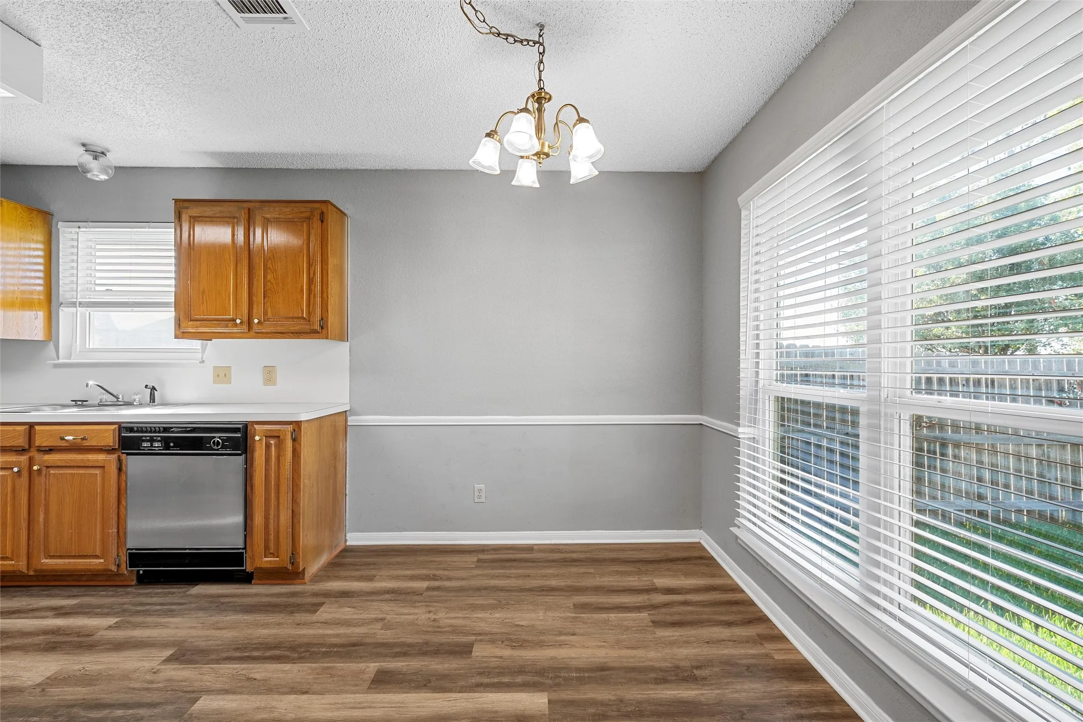 Single Family Residence For Sale in Mc Lennan County , 316 Evergreen Court, Hewitt, Texas 76643, 3 Bedroom, 2 Bathroom, 2 Garage spaces, 1,692 Sqft, built in 1992, mls#21287195, Real Estate Agent in Hewitt, Homes For Sale in Mc Lennan county, Homes For Sale in Hewitt, Realtor in Hewitt Texas, Real Estate Brokerage Independent Realty Texas, Luminita Cordes Realtor