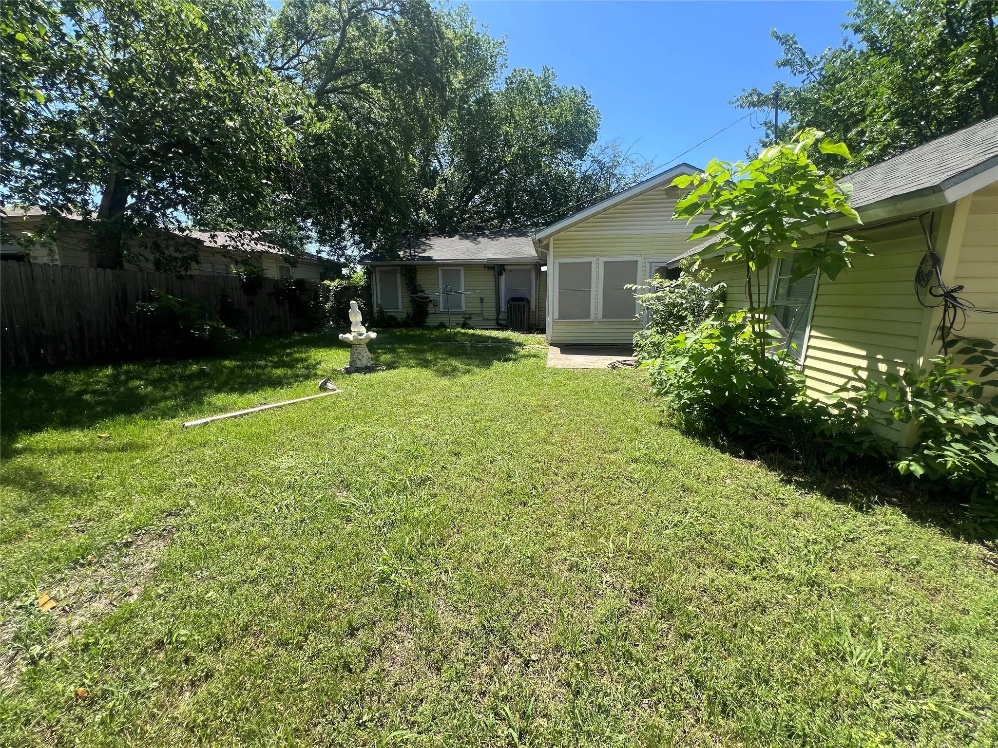 Single Family Residence For Rent in Tarrant County , 4233 Voncille Street, Haltom City, Texas 76117, 3 Bedroom, 1 Bathroom, 1 Garage spaces, 1,085 Sqft, built in 1953, mls#21289732, Real Estate Agent in Haltom City, Homes For Rent in Tarrant county, Homes For Rent in Haltom City, Realtor in Haltom City Texas, Real Estate Brokerage Independent Realty Texas, Luminita Cordes Realtor