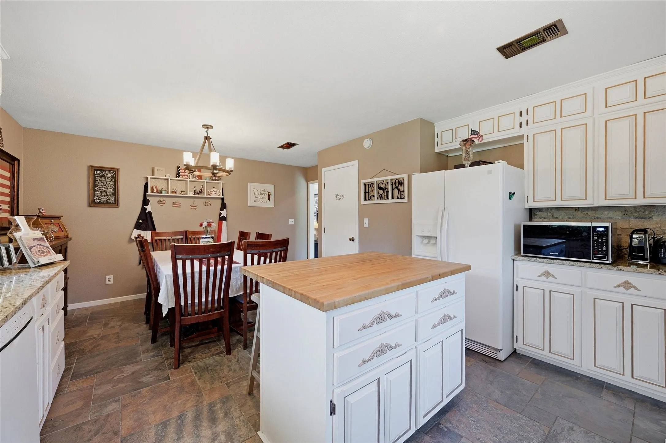 Single Family Residence For Sale in Grayson County , 30003 N State Hwy 289, Pottsboro, Texas 75076, 3 Bedroom, 2 Bathroom, Garage spaces, 1,856 Sqft, built in 1992, mls#21292158, Real Estate Agent in Pottsboro, Homes For Sale in Grayson county, Homes For Sale in Pottsboro, Realtor in Pottsboro Texas, Real Estate Brokerage Independent Realty Texas, Luminita Cordes Realtor