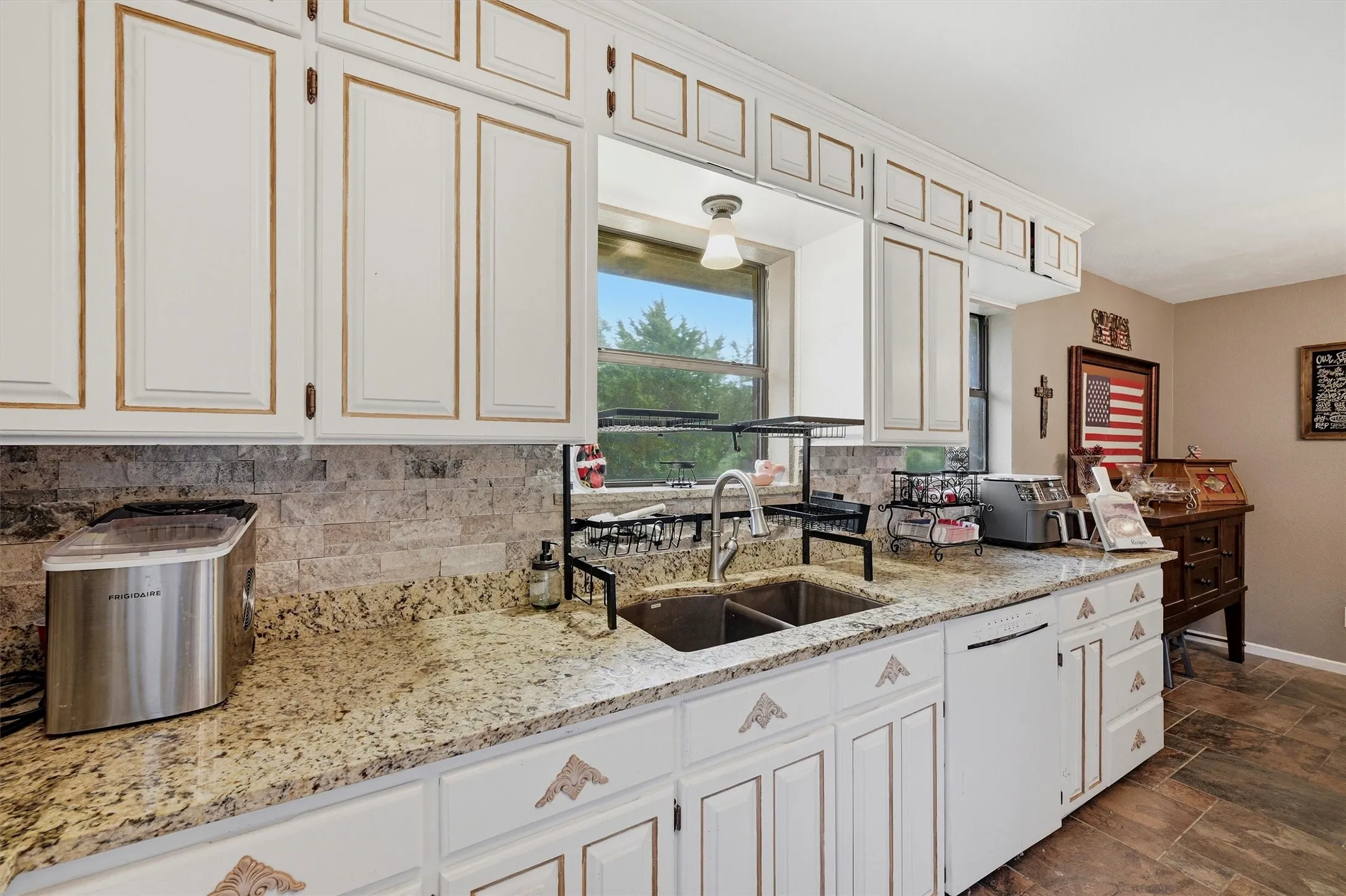 Single Family Residence For Sale in Grayson County , 30003 N State Hwy 289, Pottsboro, Texas 75076, 3 Bedroom, 2 Bathroom, Garage spaces, 1,856 Sqft, built in 1992, mls#21292158, Real Estate Agent in Pottsboro, Homes For Sale in Grayson county, Homes For Sale in Pottsboro, Realtor in Pottsboro Texas, Real Estate Brokerage Independent Realty Texas, Luminita Cordes Realtor
