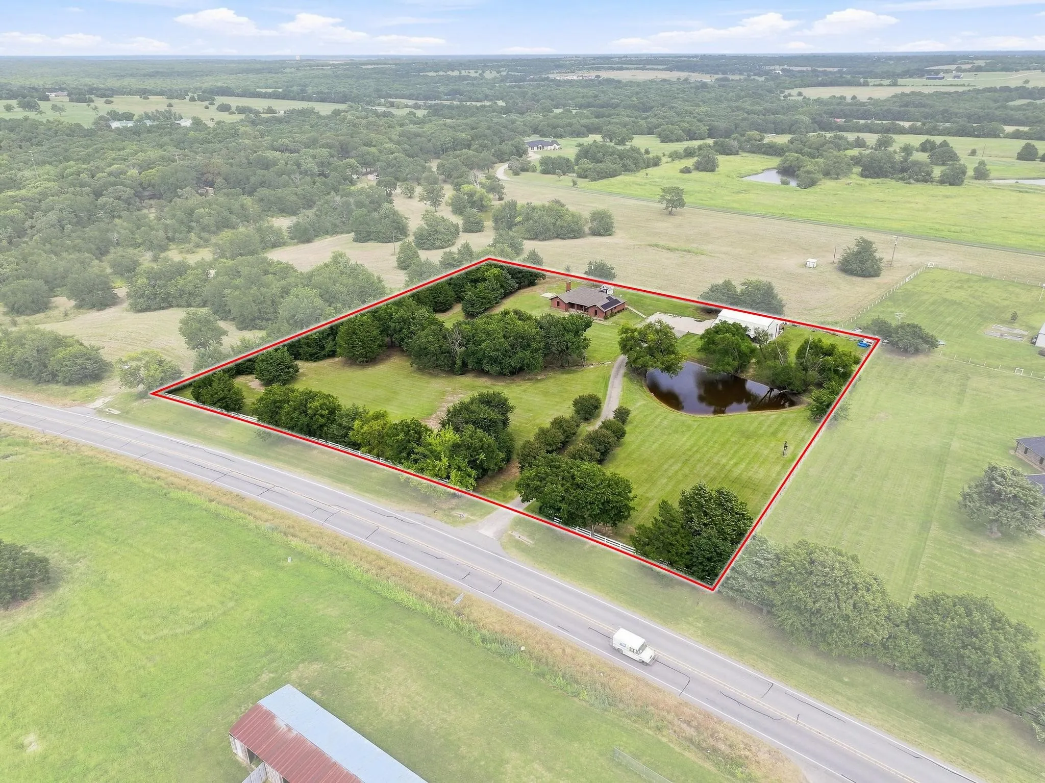 Single Family Residence For Sale in Grayson County , 30003 N State Hwy 289, Pottsboro, Texas 75076, 3 Bedroom, 2 Bathroom, Garage spaces, 1,856 Sqft, built in 1992, mls#21292158, Real Estate Agent in Pottsboro, Homes For Sale in Grayson county, Homes For Sale in Pottsboro, Realtor in Pottsboro Texas, Real Estate Brokerage Independent Realty Texas, Luminita Cordes Realtor