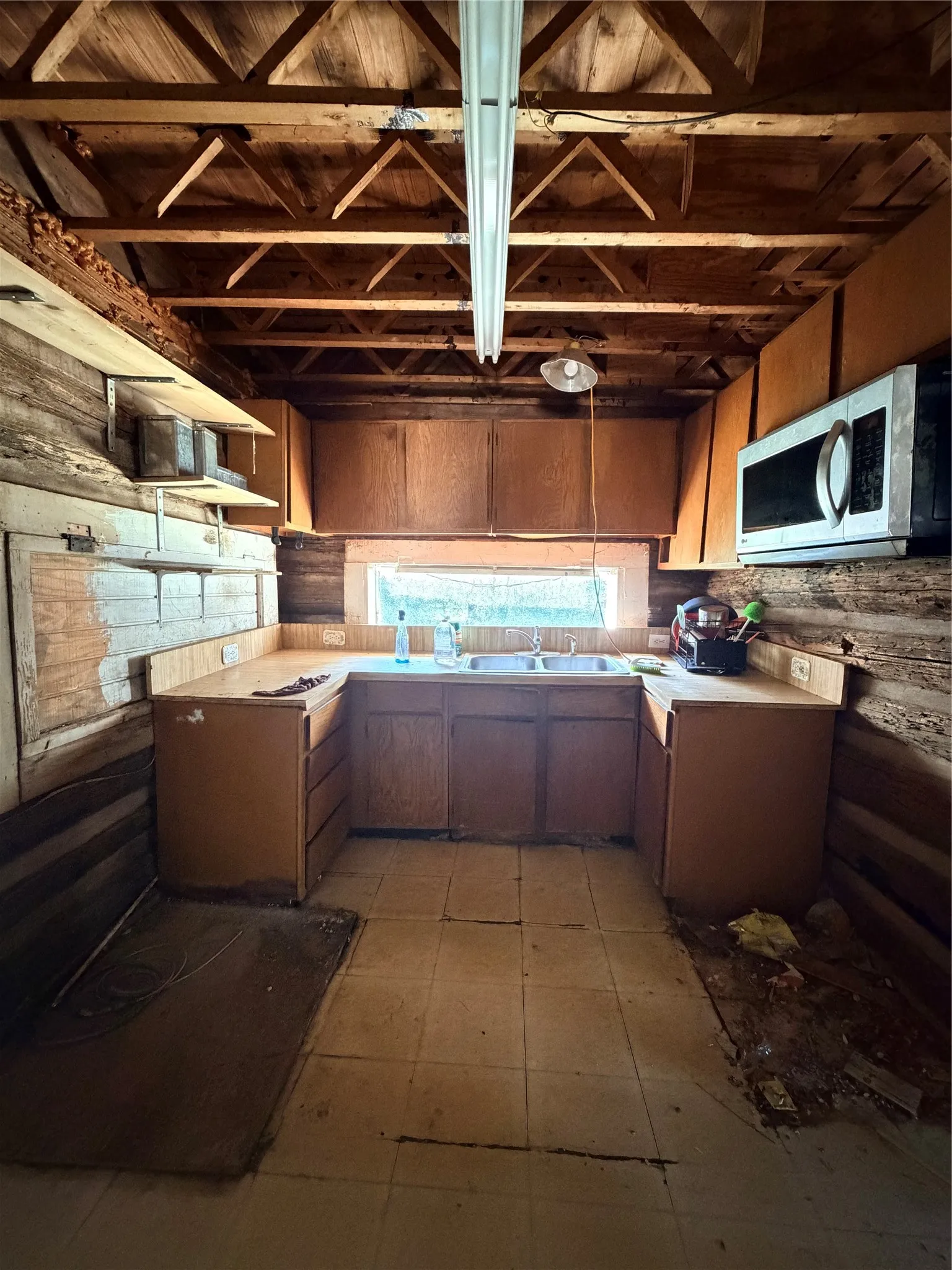 Single Family Residence For Sale in Johnson County , 2429 County Road 427a, Cleburne, Texas 76031, 3 Bedroom, 1 Bathroom, Garage spaces, 1,936 Sqft, built in 1975, mls#21292167, Real Estate Agent in Cleburne, Homes For Sale in Johnson county, Homes For Sale in Cleburne, Realtor in Cleburne Texas, Real Estate Brokerage Independent Realty Texas, Luminita Cordes Realtor