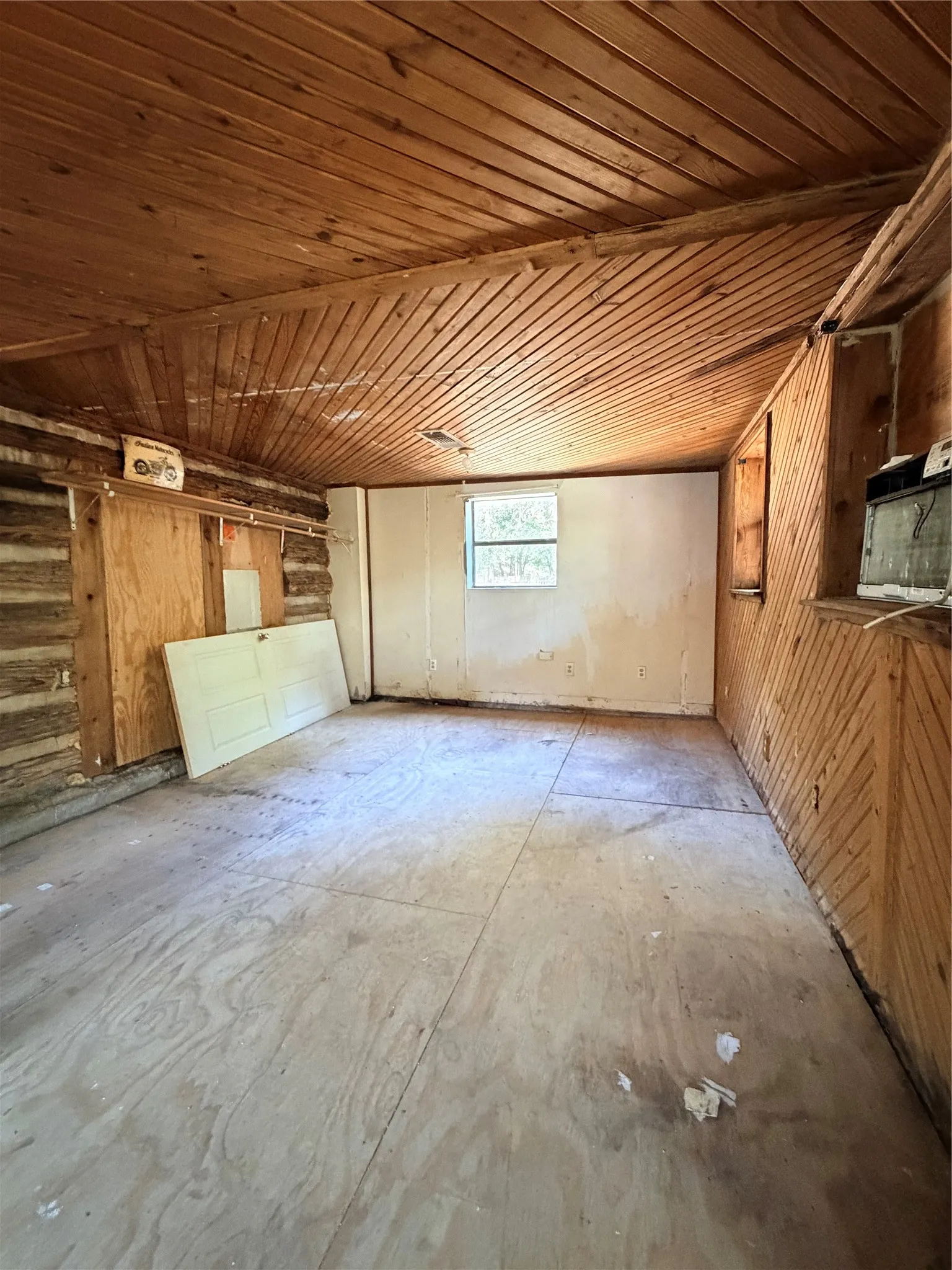 Single Family Residence For Sale in Johnson County , 2429 County Road 427a, Cleburne, Texas 76031, 3 Bedroom, 1 Bathroom, Garage spaces, 1,936 Sqft, built in 1975, mls#21292167, Real Estate Agent in Cleburne, Homes For Sale in Johnson county, Homes For Sale in Cleburne, Realtor in Cleburne Texas, Real Estate Brokerage Independent Realty Texas, Luminita Cordes Realtor