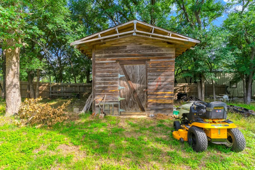 Single Family Residence For Sale in Johnson County , 2429 County Road 427a, Cleburne, Texas 76031, 3 Bedroom, 1 Bathroom, Garage spaces, 1,936 Sqft, built in 1975, mls#21292167, Real Estate Agent in Cleburne, Homes For Sale in Johnson county, Homes For Sale in Cleburne, Realtor in Cleburne Texas, Real Estate Brokerage Independent Realty Texas, Luminita Cordes Realtor