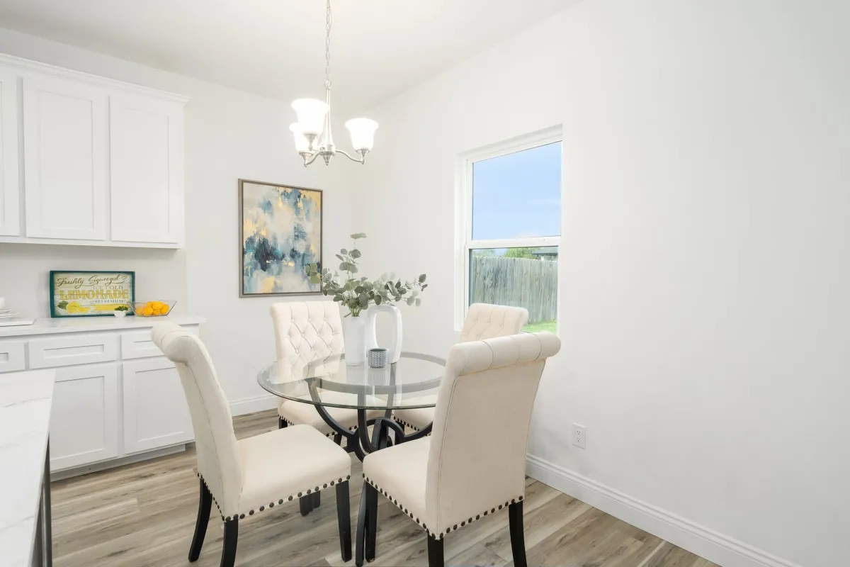 Breakfast/Dining area.
