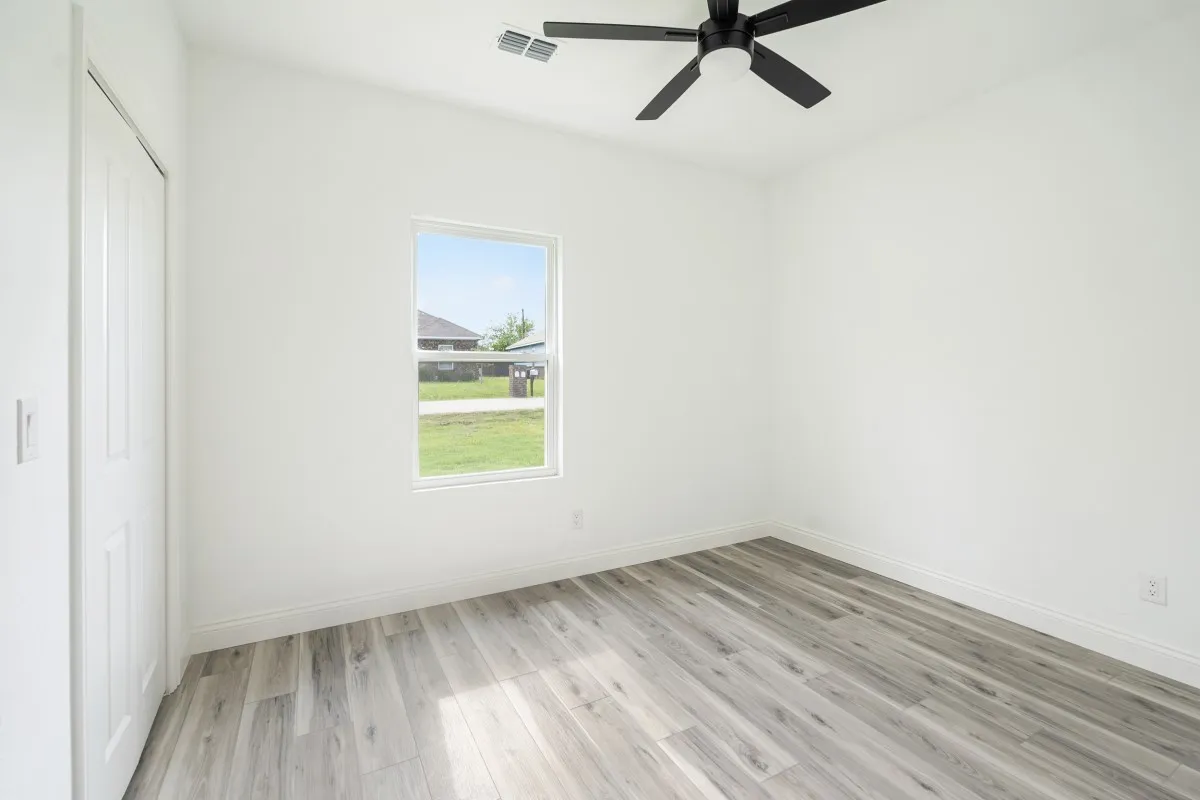 Secondary bedroom.