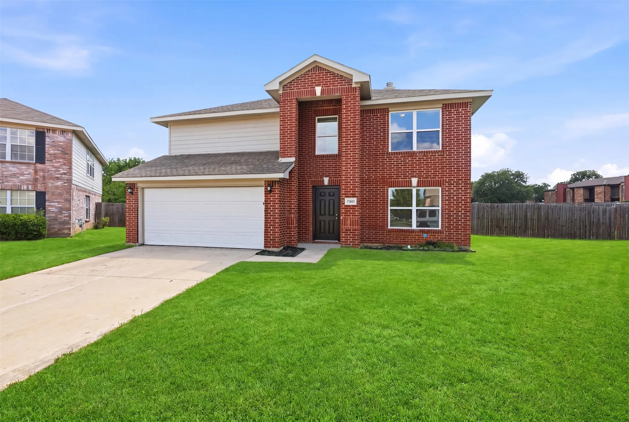 Single Family Residence For Sale in Tarrant County , 7301 Moon Ridge Court, Fort Worth, Texas 76133, 4 Bedroom, 3 Bathroom, 2 Garage spaces, 2,938 Sqft, built in 2001, mls#21284395, Real Estate Agent in Fort Worth, Homes For Sale in Tarrant county, Homes For Sale in Fort Worth, Realtor in Fort Worth Texas, Real Estate Brokerage Independent Realty Texas, Luminita Cordes Realtor