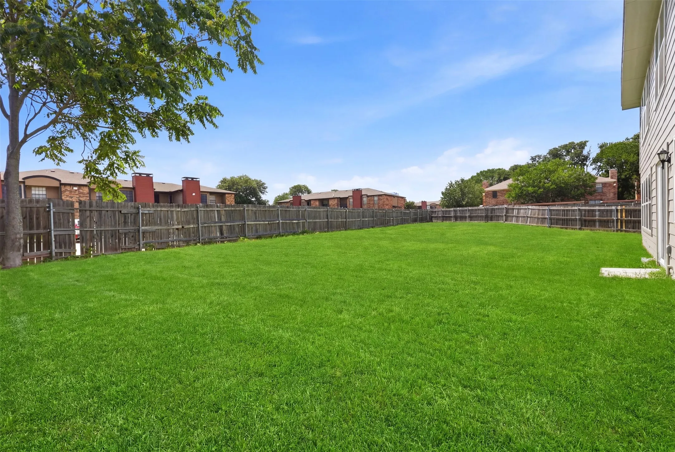 Single Family Residence For Sale in Tarrant County , 7301 Moon Ridge Court, Fort Worth, Texas 76133, 4 Bedroom, 3 Bathroom, 2 Garage spaces, 2,938 Sqft, built in 2001, mls#21284395, Real Estate Agent in Fort Worth, Homes For Sale in Tarrant county, Homes For Sale in Fort Worth, Realtor in Fort Worth Texas, Real Estate Brokerage Independent Realty Texas, Luminita Cordes Realtor