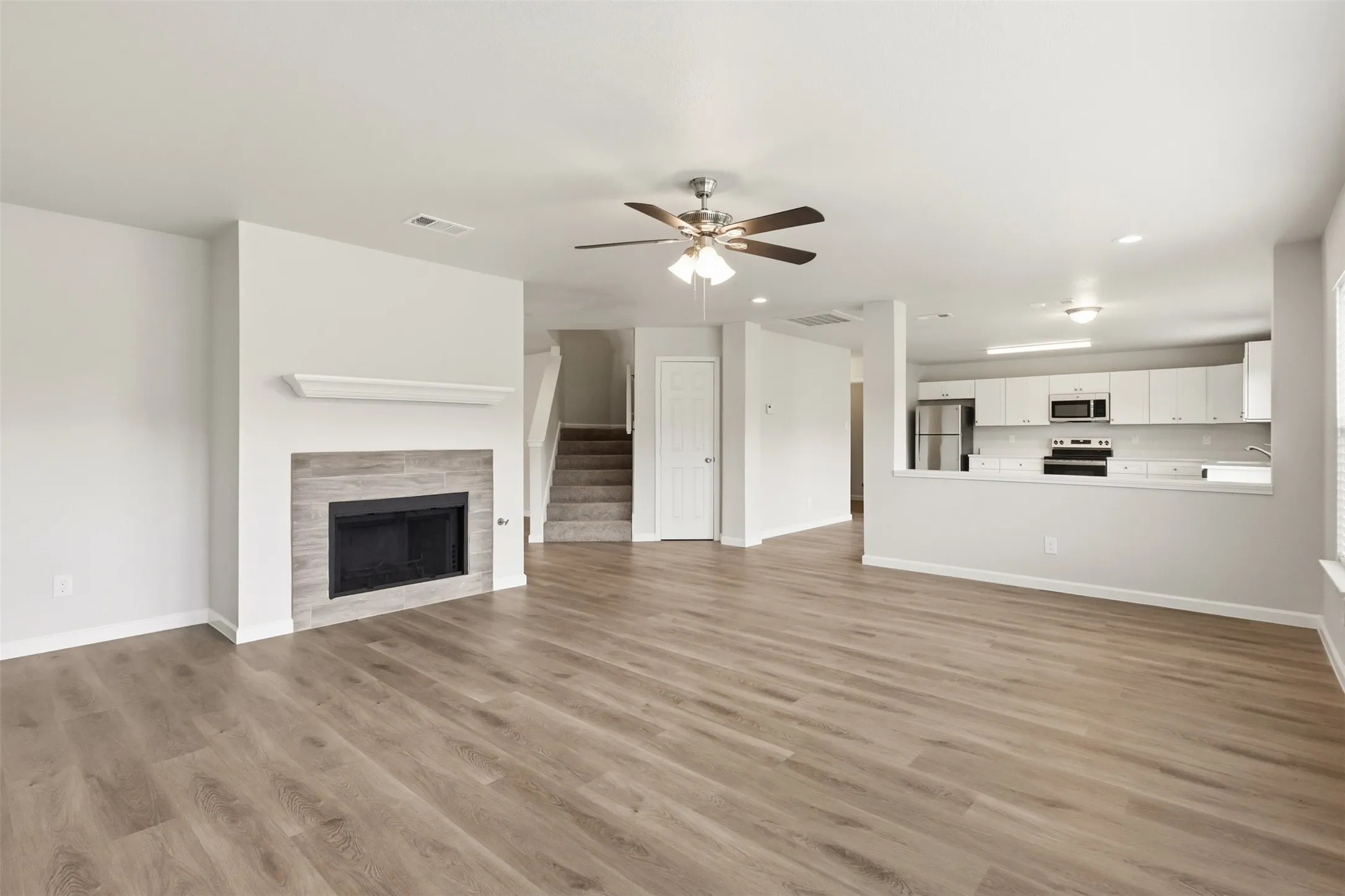 Single Family Residence For Sale in Tarrant County , 7301 Moon Ridge Court, Fort Worth, Texas 76133, 4 Bedroom, 3 Bathroom, 2 Garage spaces, 2,938 Sqft, built in 2001, mls#21284395, Real Estate Agent in Fort Worth, Homes For Sale in Tarrant county, Homes For Sale in Fort Worth, Realtor in Fort Worth Texas, Real Estate Brokerage Independent Realty Texas, Luminita Cordes Realtor