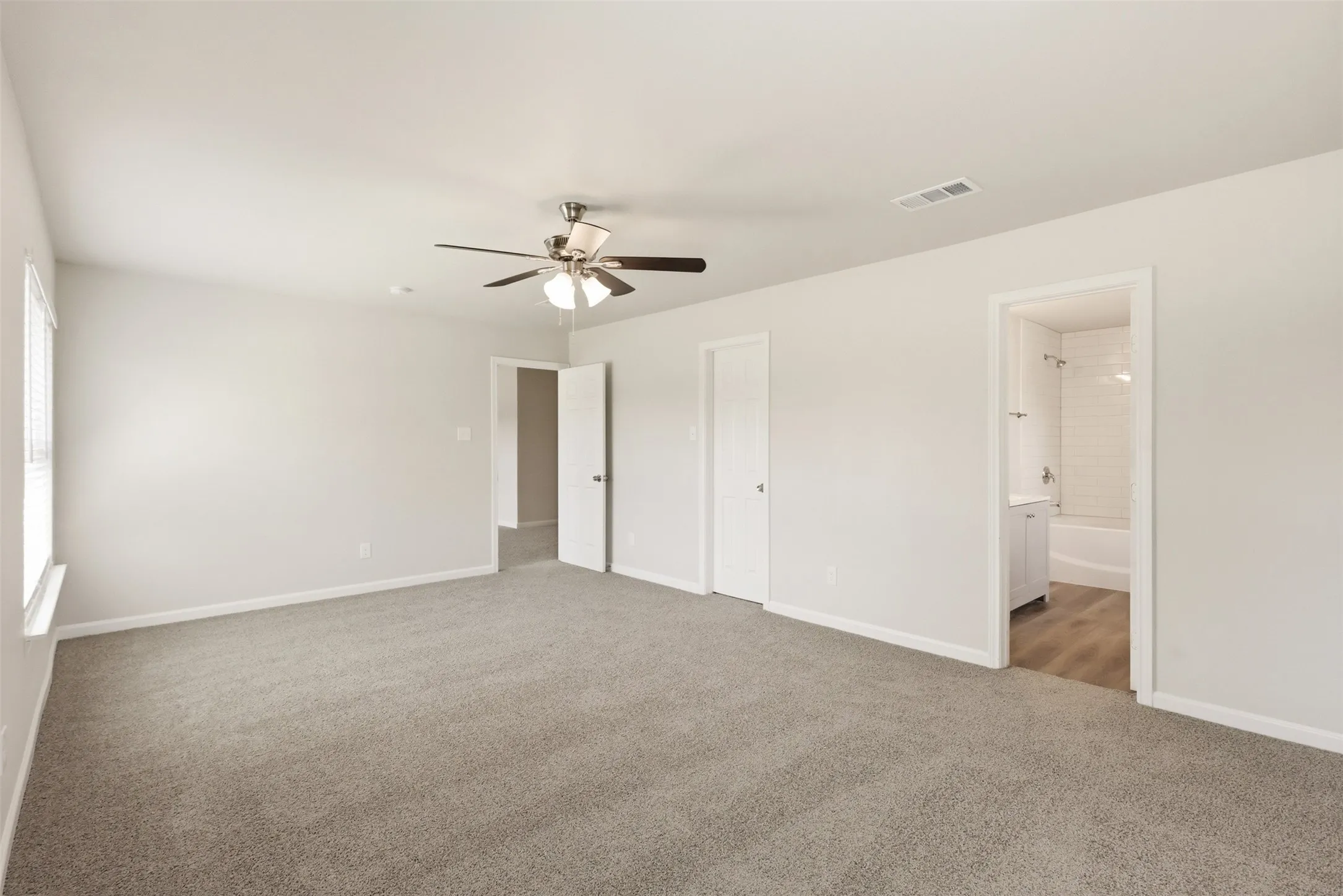 Single Family Residence For Sale in Tarrant County , 7301 Moon Ridge Court, Fort Worth, Texas 76133, 4 Bedroom, 3 Bathroom, 2 Garage spaces, 2,938 Sqft, built in 2001, mls#21284395, Real Estate Agent in Fort Worth, Homes For Sale in Tarrant county, Homes For Sale in Fort Worth, Realtor in Fort Worth Texas, Real Estate Brokerage Independent Realty Texas, Luminita Cordes Realtor