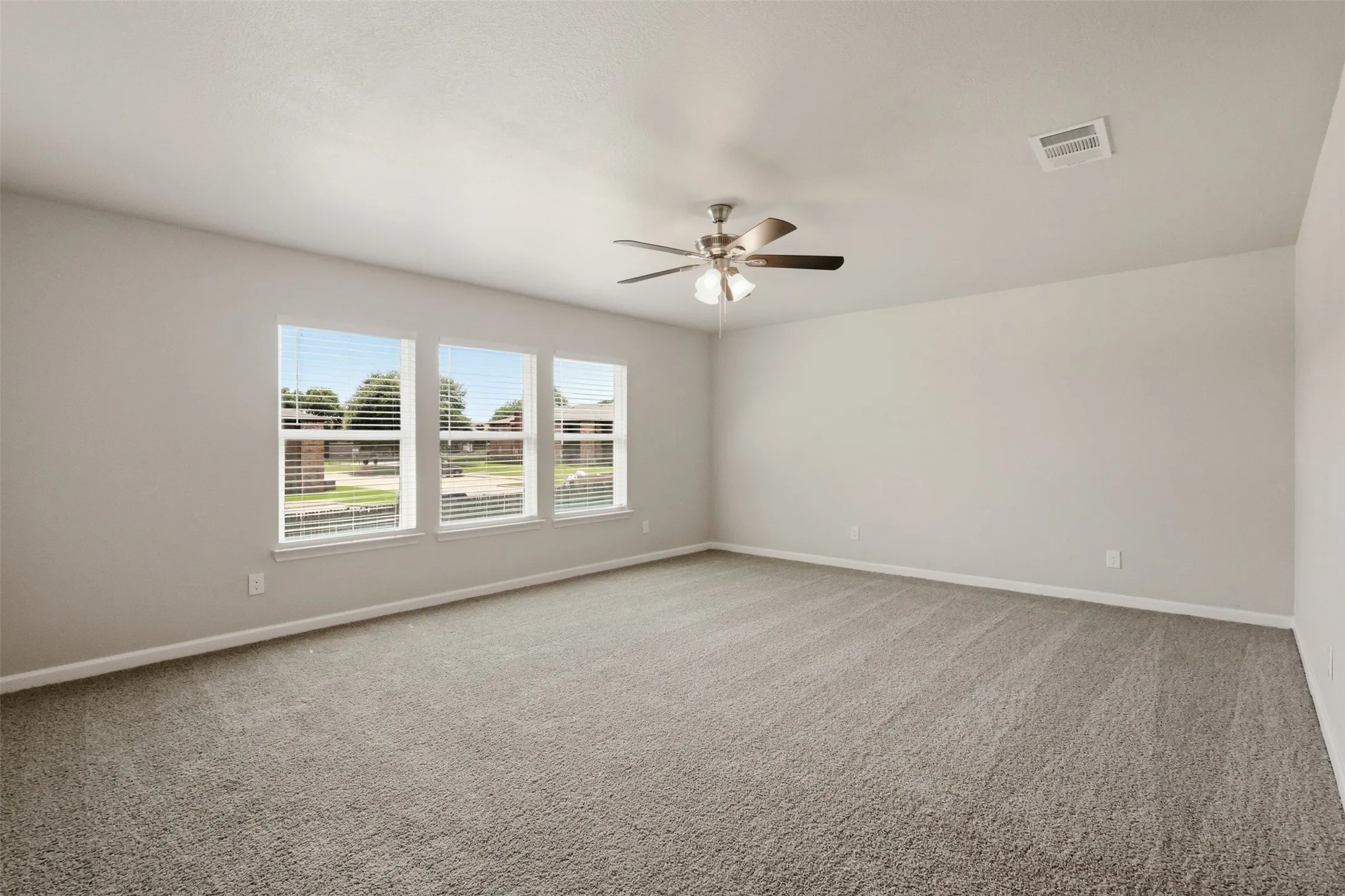 Single Family Residence For Sale in Tarrant County , 7301 Moon Ridge Court, Fort Worth, Texas 76133, 4 Bedroom, 3 Bathroom, 2 Garage spaces, 2,938 Sqft, built in 2001, mls#21284395, Real Estate Agent in Fort Worth, Homes For Sale in Tarrant county, Homes For Sale in Fort Worth, Realtor in Fort Worth Texas, Real Estate Brokerage Independent Realty Texas, Luminita Cordes Realtor