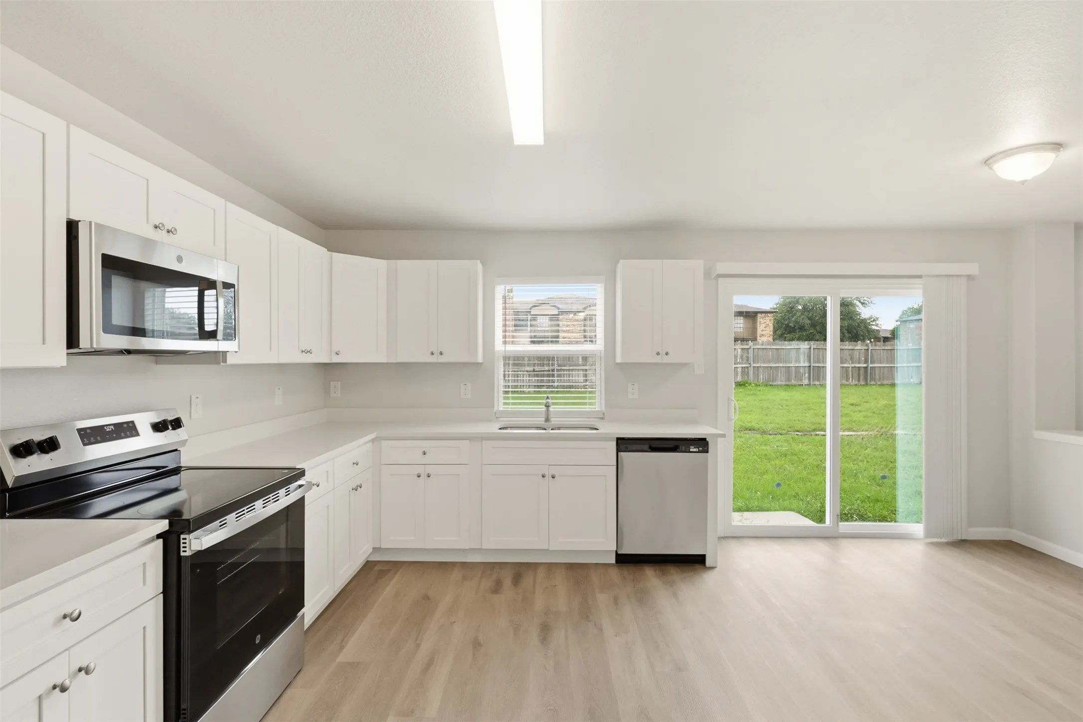 Single Family Residence For Sale in Tarrant County , 7301 Moon Ridge Court, Fort Worth, Texas 76133, 4 Bedroom, 3 Bathroom, 2 Garage spaces, 2,938 Sqft, built in 2001, mls#21284395, Real Estate Agent in Fort Worth, Homes For Sale in Tarrant county, Homes For Sale in Fort Worth, Realtor in Fort Worth Texas, Real Estate Brokerage Independent Realty Texas, Luminita Cordes Realtor