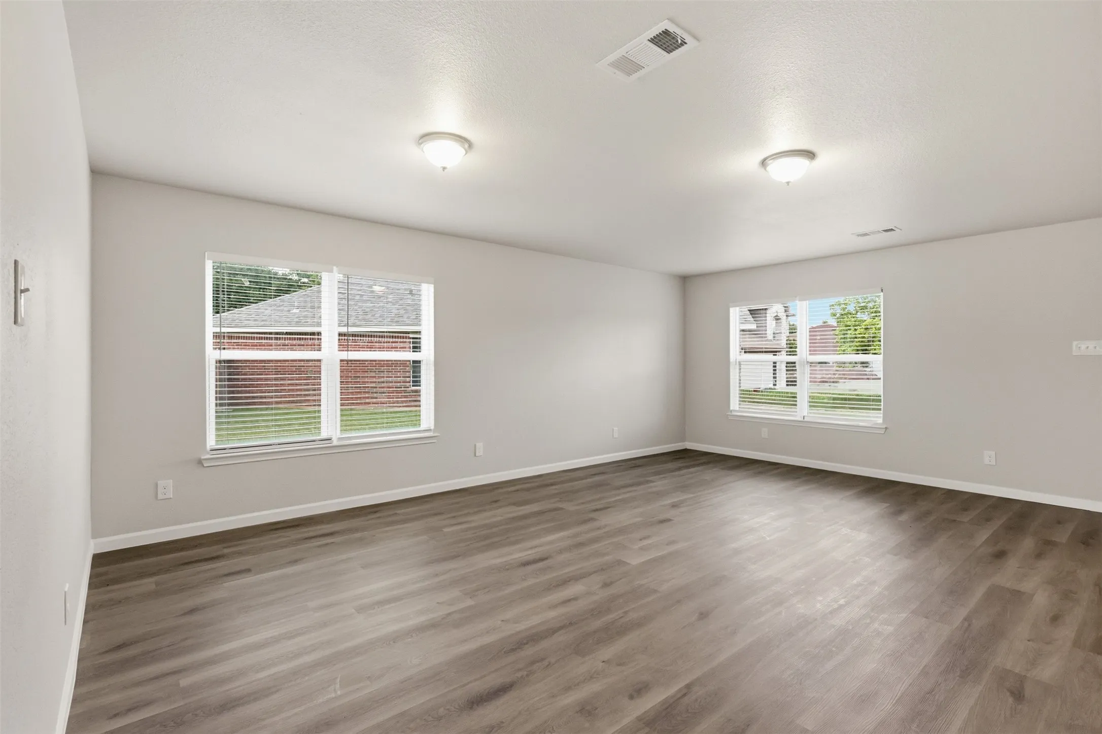 Single Family Residence For Sale in Tarrant County , 7301 Moon Ridge Court, Fort Worth, Texas 76133, 4 Bedroom, 3 Bathroom, 2 Garage spaces, 2,938 Sqft, built in 2001, mls#21284395, Real Estate Agent in Fort Worth, Homes For Sale in Tarrant county, Homes For Sale in Fort Worth, Realtor in Fort Worth Texas, Real Estate Brokerage Independent Realty Texas, Luminita Cordes Realtor