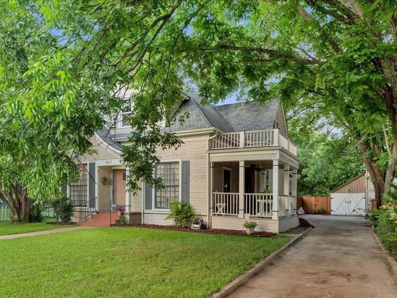 Single Family Residence For Sale in Grayson County , 823 S Crockett Street, Sherman, Texas 75090, 3 Bedroom, 2 Bathroom, 1 Garage spaces, 2,220 Sqft, built in 1900, mls#21288865, Real Estate Agent in Sherman, Homes For Sale in Grayson county, Homes For Sale in Sherman, Realtor in Sherman Texas, Real Estate Brokerage Independent Realty Texas, Luminita Cordes Realtor