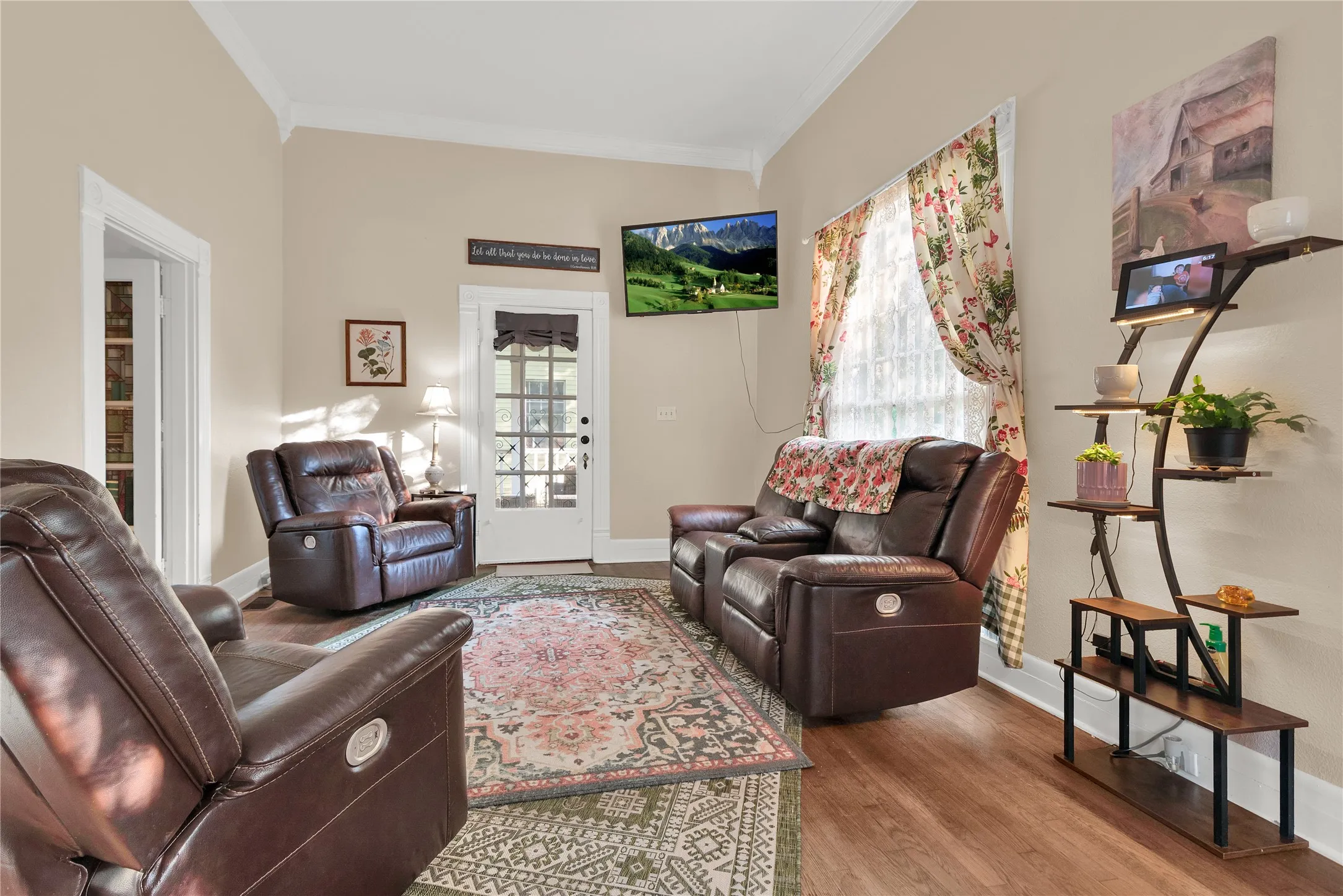 Single Family Residence For Sale in Grayson County , 823 S Crockett Street, Sherman, Texas 75090, 3 Bedroom, 2 Bathroom, 1 Garage spaces, 2,220 Sqft, built in 1900, mls#21288865, Real Estate Agent in Sherman, Homes For Sale in Grayson county, Homes For Sale in Sherman, Realtor in Sherman Texas, Real Estate Brokerage Independent Realty Texas, Luminita Cordes Realtor
