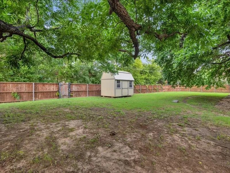 Single Family Residence For Sale in Grayson County , 823 S Crockett Street, Sherman, Texas 75090, 3 Bedroom, 2 Bathroom, 1 Garage spaces, 2,220 Sqft, built in 1900, mls#21288865, Real Estate Agent in Sherman, Homes For Sale in Grayson county, Homes For Sale in Sherman, Realtor in Sherman Texas, Real Estate Brokerage Independent Realty Texas, Luminita Cordes Realtor