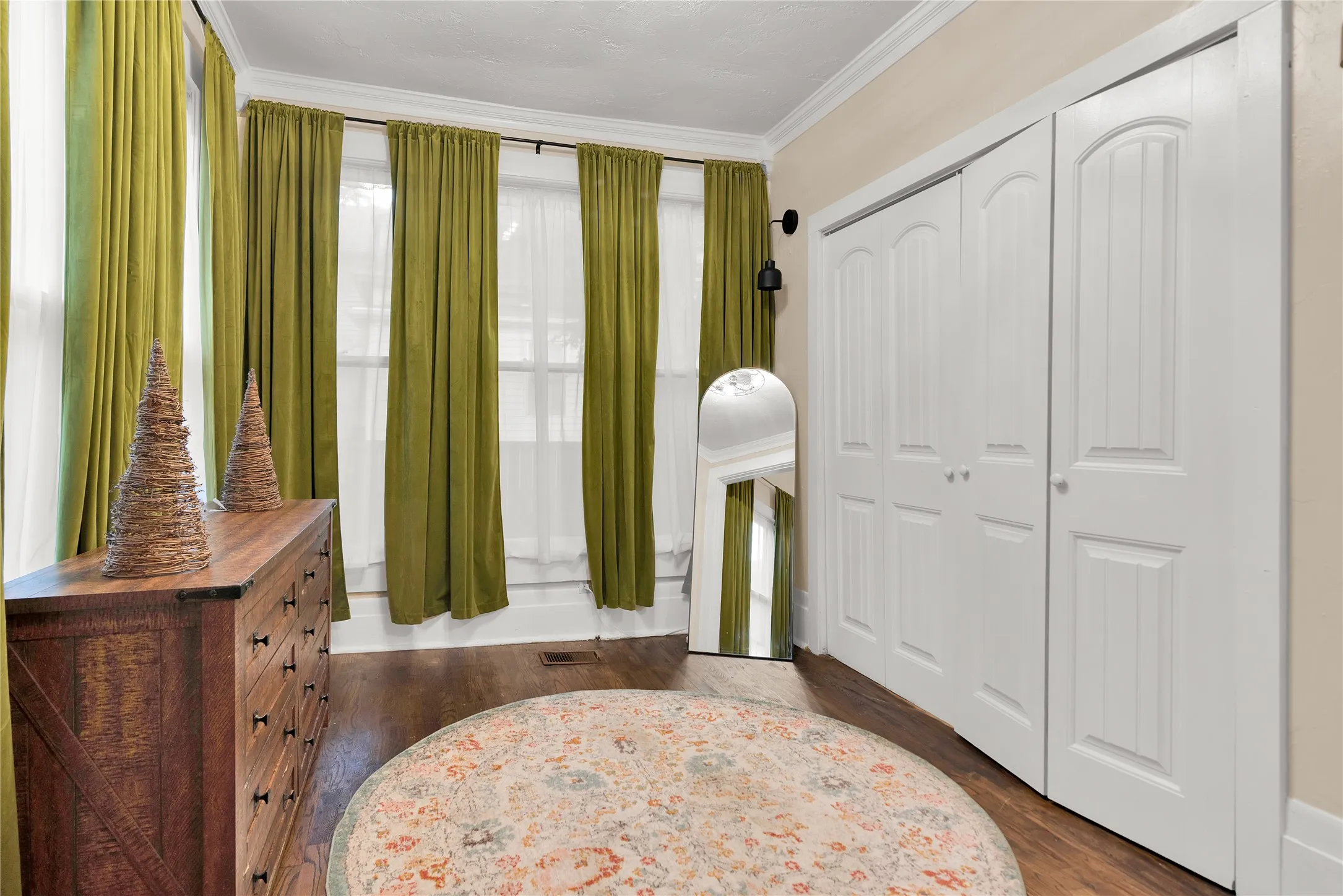 Single Family Residence For Sale in Grayson County , 823 S Crockett Street, Sherman, Texas 75090, 3 Bedroom, 2 Bathroom, 1 Garage spaces, 2,220 Sqft, built in 1900, mls#21288865, Real Estate Agent in Sherman, Homes For Sale in Grayson county, Homes For Sale in Sherman, Realtor in Sherman Texas, Real Estate Brokerage Independent Realty Texas, Luminita Cordes Realtor