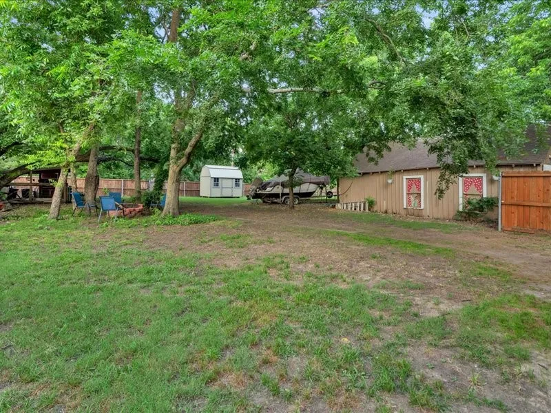 Single Family Residence For Sale in Grayson County , 823 S Crockett Street, Sherman, Texas 75090, 3 Bedroom, 2 Bathroom, 1 Garage spaces, 2,220 Sqft, built in 1900, mls#21288865, Real Estate Agent in Sherman, Homes For Sale in Grayson county, Homes For Sale in Sherman, Realtor in Sherman Texas, Real Estate Brokerage Independent Realty Texas, Luminita Cordes Realtor