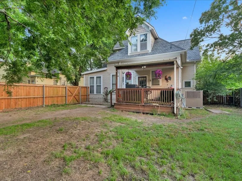 Single Family Residence For Sale in Grayson County , 823 S Crockett Street, Sherman, Texas 75090, 3 Bedroom, 2 Bathroom, 1 Garage spaces, 2,220 Sqft, built in 1900, mls#21288865, Real Estate Agent in Sherman, Homes For Sale in Grayson county, Homes For Sale in Sherman, Realtor in Sherman Texas, Real Estate Brokerage Independent Realty Texas, Luminita Cordes Realtor