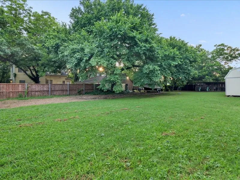 Single Family Residence For Sale in Grayson County , 823 S Crockett Street, Sherman, Texas 75090, 3 Bedroom, 2 Bathroom, 1 Garage spaces, 2,220 Sqft, built in 1900, mls#21288865, Real Estate Agent in Sherman, Homes For Sale in Grayson county, Homes For Sale in Sherman, Realtor in Sherman Texas, Real Estate Brokerage Independent Realty Texas, Luminita Cordes Realtor