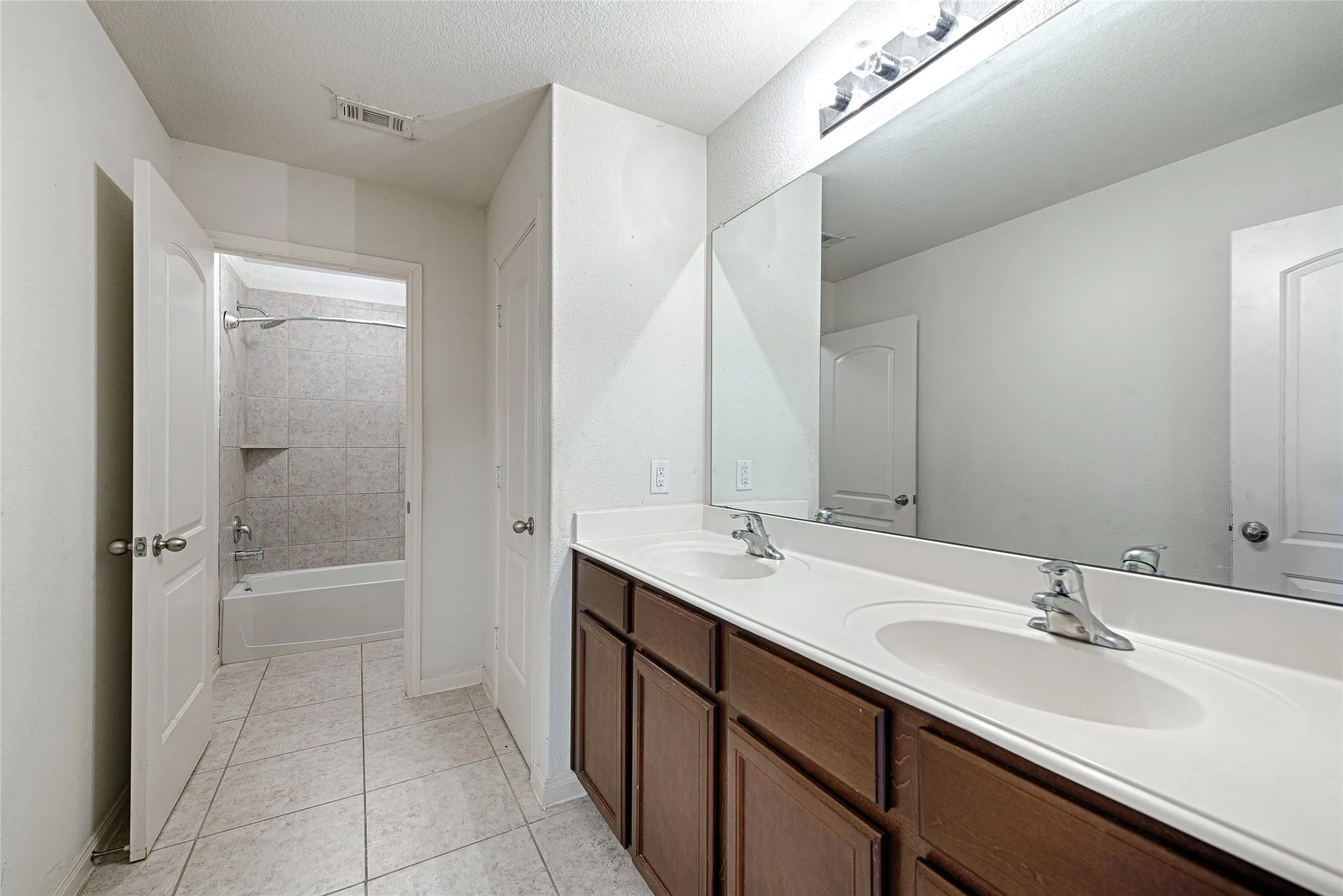 Single Family Residence For Sale in Kaufman County , 4200 Elderberry Street, Forney, Texas 75126, 5 Bedroom, 3 Bathroom, 2 Garage spaces, 2,724 Sqft, built in 2016, mls#21287542, Real Estate Agent in Forney, Homes For Sale in Kaufman county, Homes For Sale in Forney, Realtor in Forney Texas, Real Estate Brokerage Independent Realty Texas, Luminita Cordes Realtor