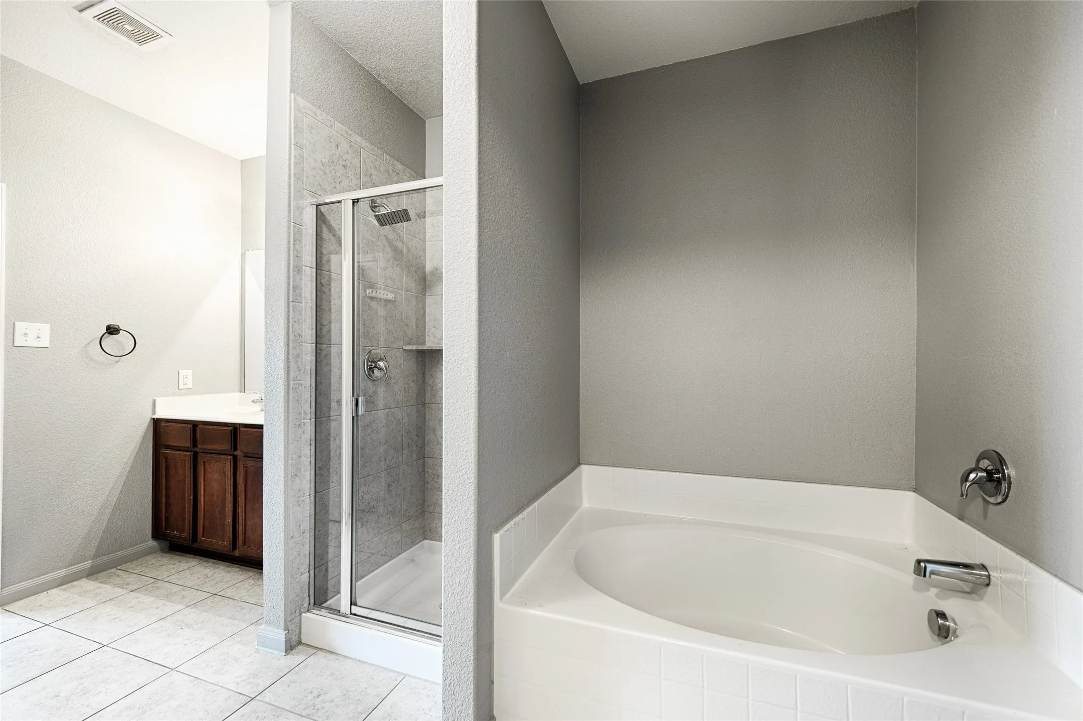 Single Family Residence For Sale in Kaufman County , 4200 Elderberry Street, Forney, Texas 75126, 5 Bedroom, 3 Bathroom, 2 Garage spaces, 2,724 Sqft, built in 2016, mls#21287542, Real Estate Agent in Forney, Homes For Sale in Kaufman county, Homes For Sale in Forney, Realtor in Forney Texas, Real Estate Brokerage Independent Realty Texas, Luminita Cordes Realtor