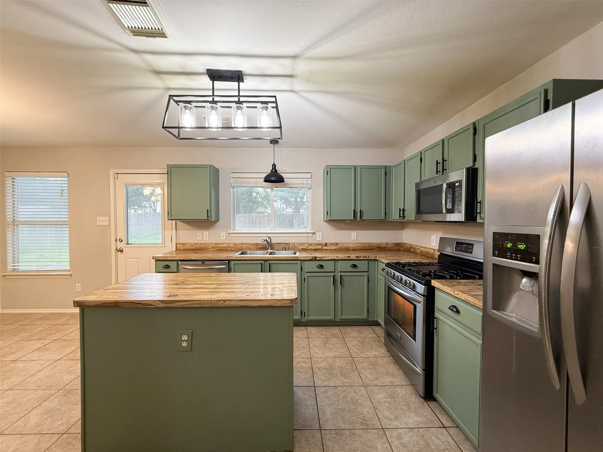 Single Family Residence For Sale in Denton County , 1578 Crown View Drive, Little Elm, Texas 75068, 3 Bedroom, 3 Bathroom, 2 Garage spaces, 2,338 Sqft, built in 2000, mls#21291266, Real Estate Agent in Little Elm, Homes For Sale in Denton county, Homes For Sale in Little Elm, Realtor in Little Elm Texas, Real Estate Brokerage Independent Realty Texas, Luminita Cordes Realtor