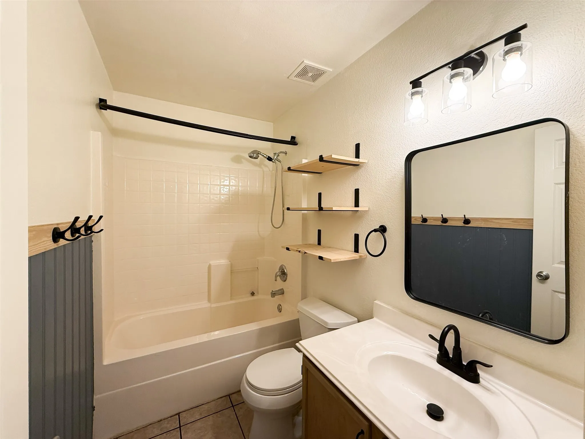 Single Family Residence For Sale in Denton County , 1578 Crown View Drive, Little Elm, Texas 75068, 3 Bedroom, 3 Bathroom, 2 Garage spaces, 2,338 Sqft, built in 2000, mls#21291266, Real Estate Agent in Little Elm, Homes For Sale in Denton county, Homes For Sale in Little Elm, Realtor in Little Elm Texas, Real Estate Brokerage Independent Realty Texas, Luminita Cordes Realtor