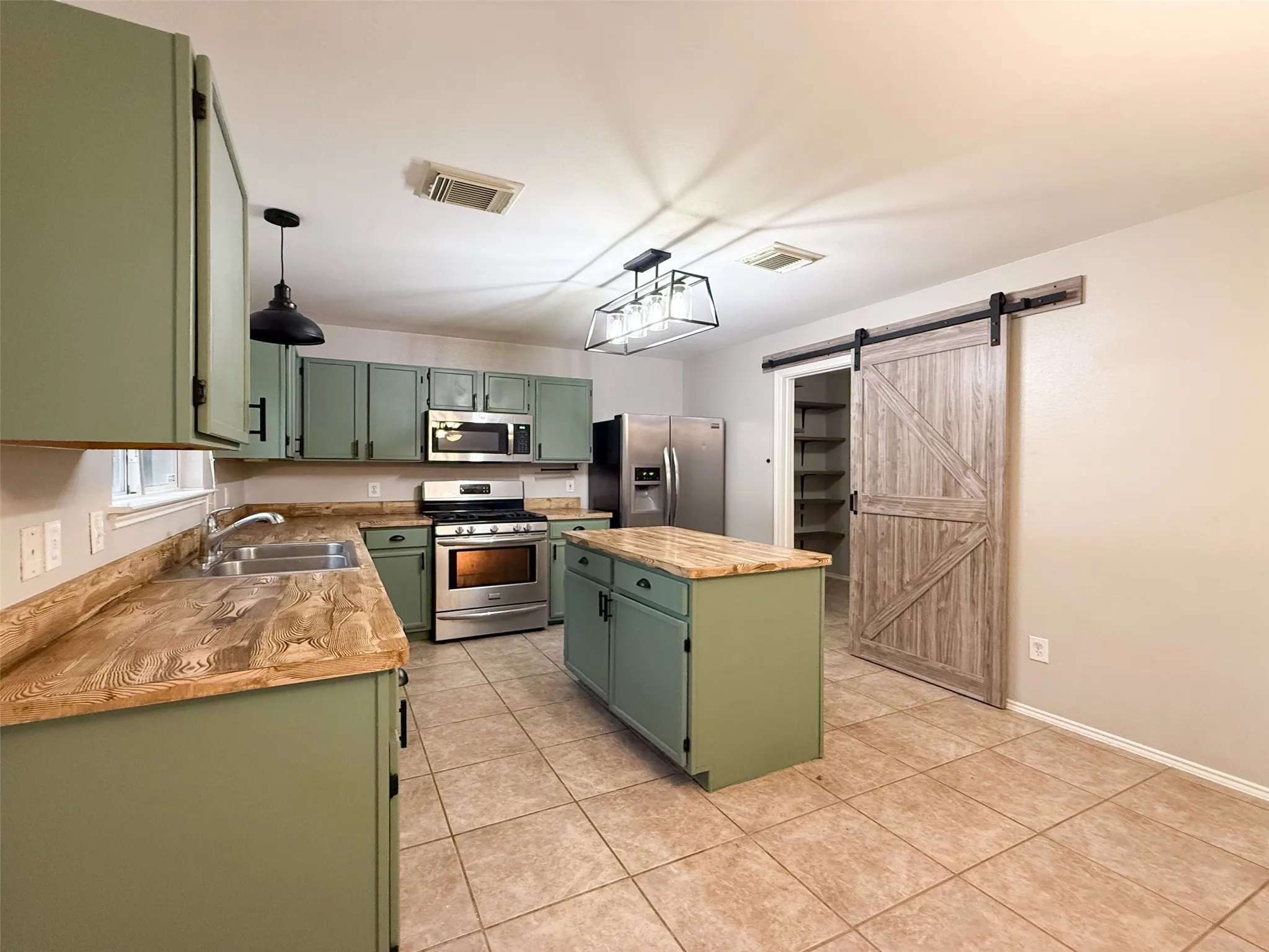 Single Family Residence For Sale in Denton County , 1578 Crown View Drive, Little Elm, Texas 75068, 3 Bedroom, 3 Bathroom, 2 Garage spaces, 2,338 Sqft, built in 2000, mls#21291266, Real Estate Agent in Little Elm, Homes For Sale in Denton county, Homes For Sale in Little Elm, Realtor in Little Elm Texas, Real Estate Brokerage Independent Realty Texas, Luminita Cordes Realtor