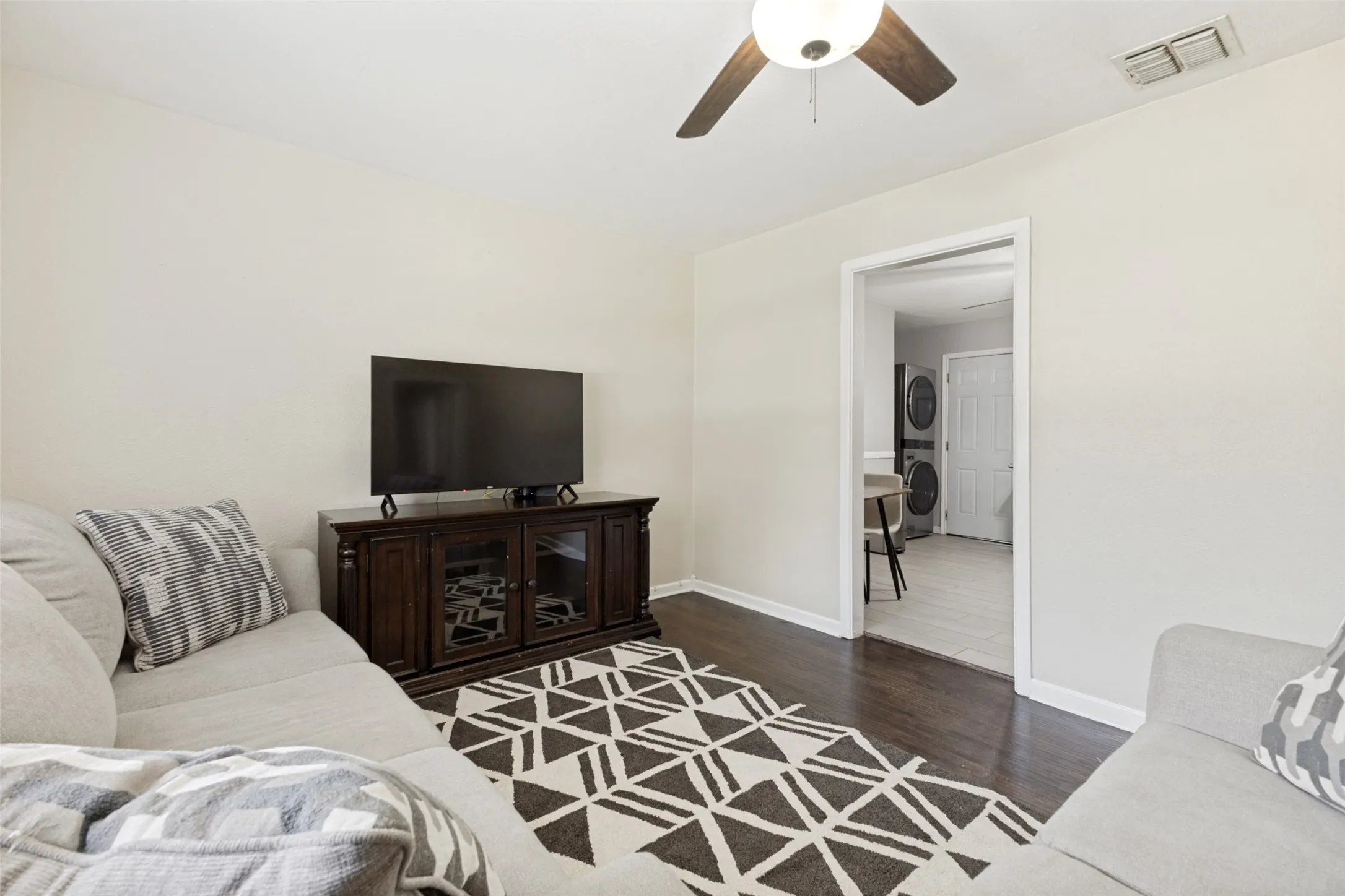 Single Family Residence For Sale in Dallas County , 211 Brazos Street, Garland, Texas 75041, 3 Bedroom, 1 Bathroom, 1 Garage spaces, 964 Sqft, built in 1955, mls#21291150, Real Estate Agent in Garland, Homes For Sale in Dallas county, Homes For Sale in Garland, Realtor in Garland Texas, Real Estate Brokerage Independent Realty Texas, Luminita Cordes Realtor