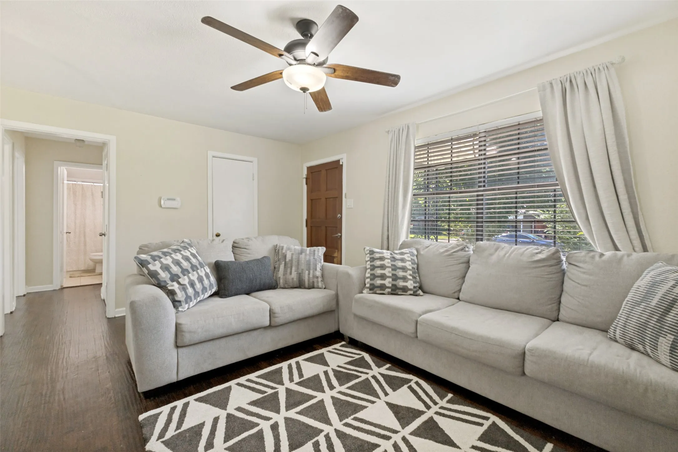Single Family Residence For Sale in Dallas County , 211 Brazos Street, Garland, Texas 75041, 3 Bedroom, 1 Bathroom, 1 Garage spaces, 964 Sqft, built in 1955, mls#21291150, Real Estate Agent in Garland, Homes For Sale in Dallas county, Homes For Sale in Garland, Realtor in Garland Texas, Real Estate Brokerage Independent Realty Texas, Luminita Cordes Realtor