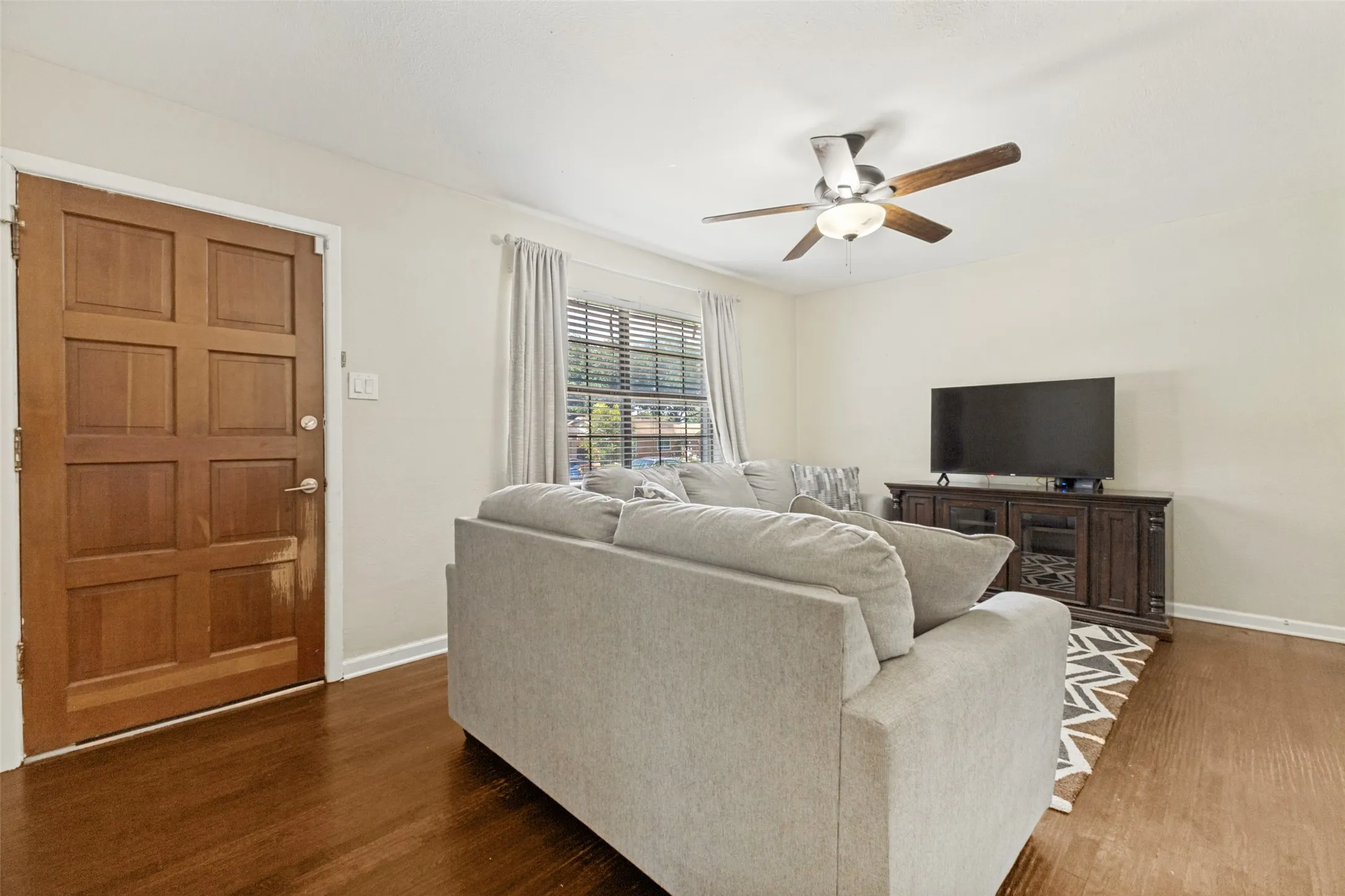 Single Family Residence For Sale in Dallas County , 211 Brazos Street, Garland, Texas 75041, 3 Bedroom, 1 Bathroom, 1 Garage spaces, 964 Sqft, built in 1955, mls#21291150, Real Estate Agent in Garland, Homes For Sale in Dallas county, Homes For Sale in Garland, Realtor in Garland Texas, Real Estate Brokerage Independent Realty Texas, Luminita Cordes Realtor