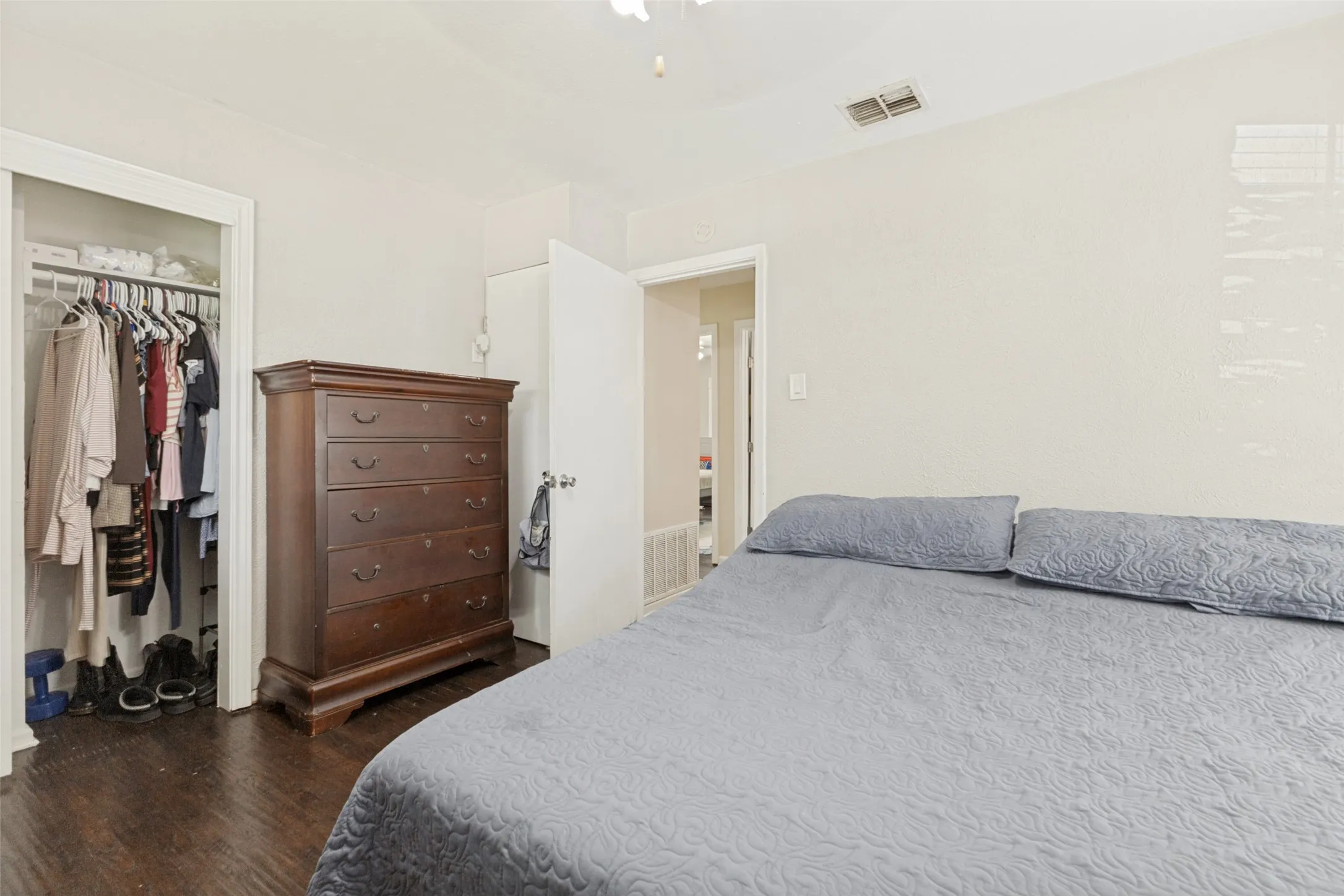 Single Family Residence For Sale in Dallas County , 211 Brazos Street, Garland, Texas 75041, 3 Bedroom, 1 Bathroom, 1 Garage spaces, 964 Sqft, built in 1955, mls#21291150, Real Estate Agent in Garland, Homes For Sale in Dallas county, Homes For Sale in Garland, Realtor in Garland Texas, Real Estate Brokerage Independent Realty Texas, Luminita Cordes Realtor