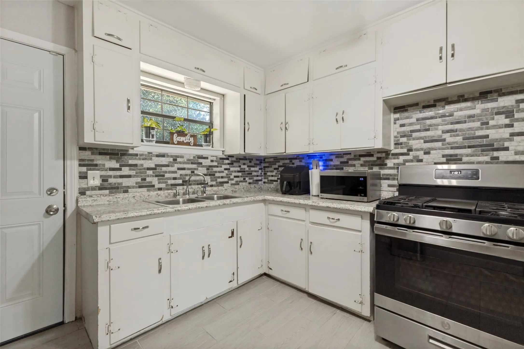 Single Family Residence For Sale in Dallas County , 211 Brazos Street, Garland, Texas 75041, 3 Bedroom, 1 Bathroom, 1 Garage spaces, 964 Sqft, built in 1955, mls#21291150, Real Estate Agent in Garland, Homes For Sale in Dallas county, Homes For Sale in Garland, Realtor in Garland Texas, Real Estate Brokerage Independent Realty Texas, Luminita Cordes Realtor