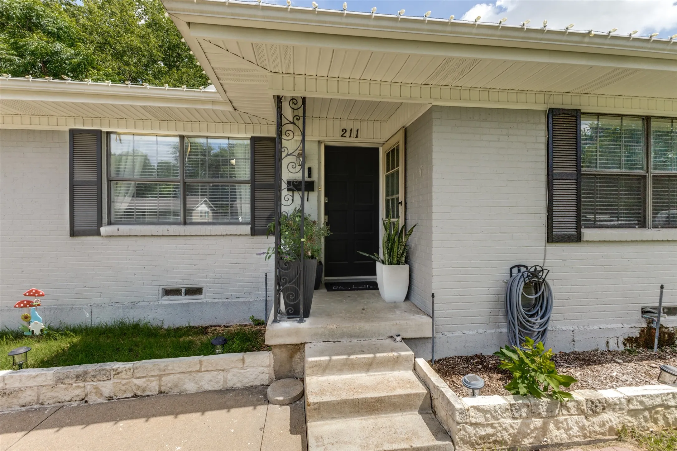Single Family Residence For Sale in Dallas County , 211 Brazos Street, Garland, Texas 75041, 3 Bedroom, 1 Bathroom, 1 Garage spaces, 964 Sqft, built in 1955, mls#21291150, Real Estate Agent in Garland, Homes For Sale in Dallas county, Homes For Sale in Garland, Realtor in Garland Texas, Real Estate Brokerage Independent Realty Texas, Luminita Cordes Realtor