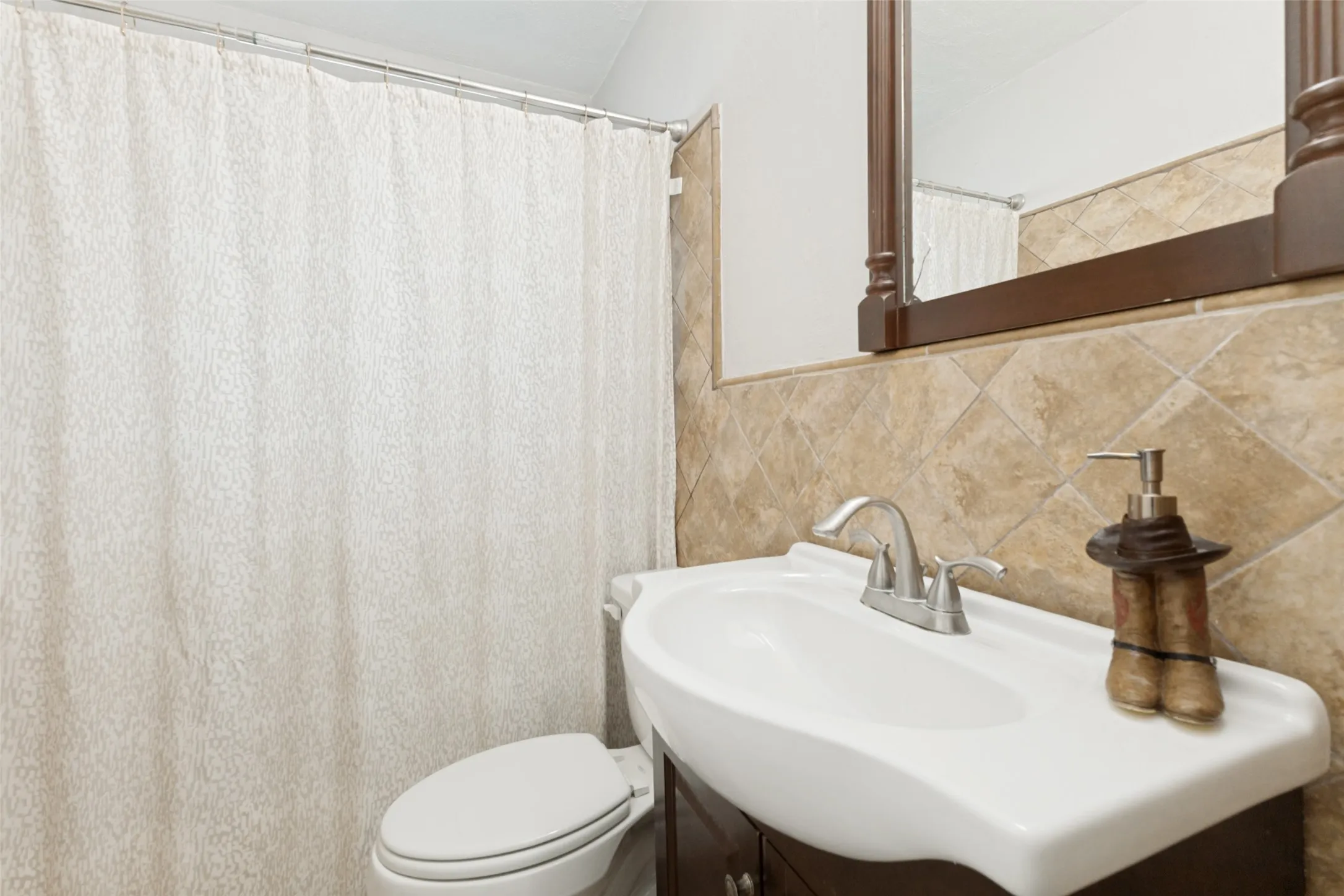 Single Family Residence For Sale in Dallas County , 211 Brazos Street, Garland, Texas 75041, 3 Bedroom, 1 Bathroom, 1 Garage spaces, 964 Sqft, built in 1955, mls#21291150, Real Estate Agent in Garland, Homes For Sale in Dallas county, Homes For Sale in Garland, Realtor in Garland Texas, Real Estate Brokerage Independent Realty Texas, Luminita Cordes Realtor