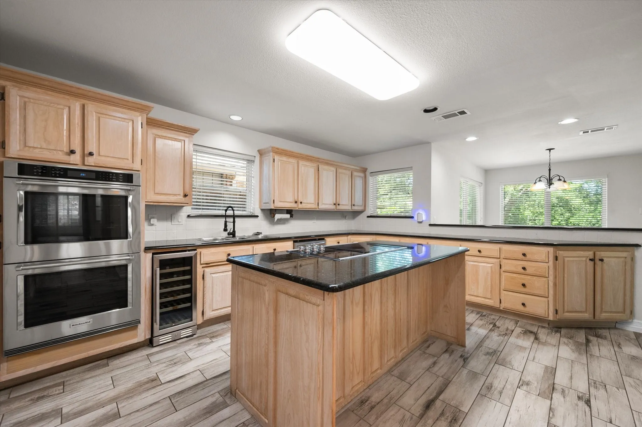 Single Family Residence For Sale in Tarrant County , 2801 Knotted Oaks Trail, Arlington, Texas 76006, 5 Bedroom, 4 Bathroom, 2 Garage spaces, 3,382 Sqft, built in 1987, mls#21290895, Real Estate Agent in Arlington, Homes For Sale in Tarrant county, Homes For Sale in Arlington, Realtor in Arlington Texas, Real Estate Brokerage Independent Realty Texas, Luminita Cordes Realtor