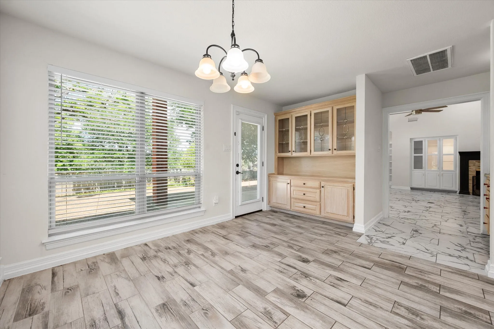 Single Family Residence For Sale in Tarrant County , 2801 Knotted Oaks Trail, Arlington, Texas 76006, 5 Bedroom, 4 Bathroom, 2 Garage spaces, 3,382 Sqft, built in 1987, mls#21290895, Real Estate Agent in Arlington, Homes For Sale in Tarrant county, Homes For Sale in Arlington, Realtor in Arlington Texas, Real Estate Brokerage Independent Realty Texas, Luminita Cordes Realtor