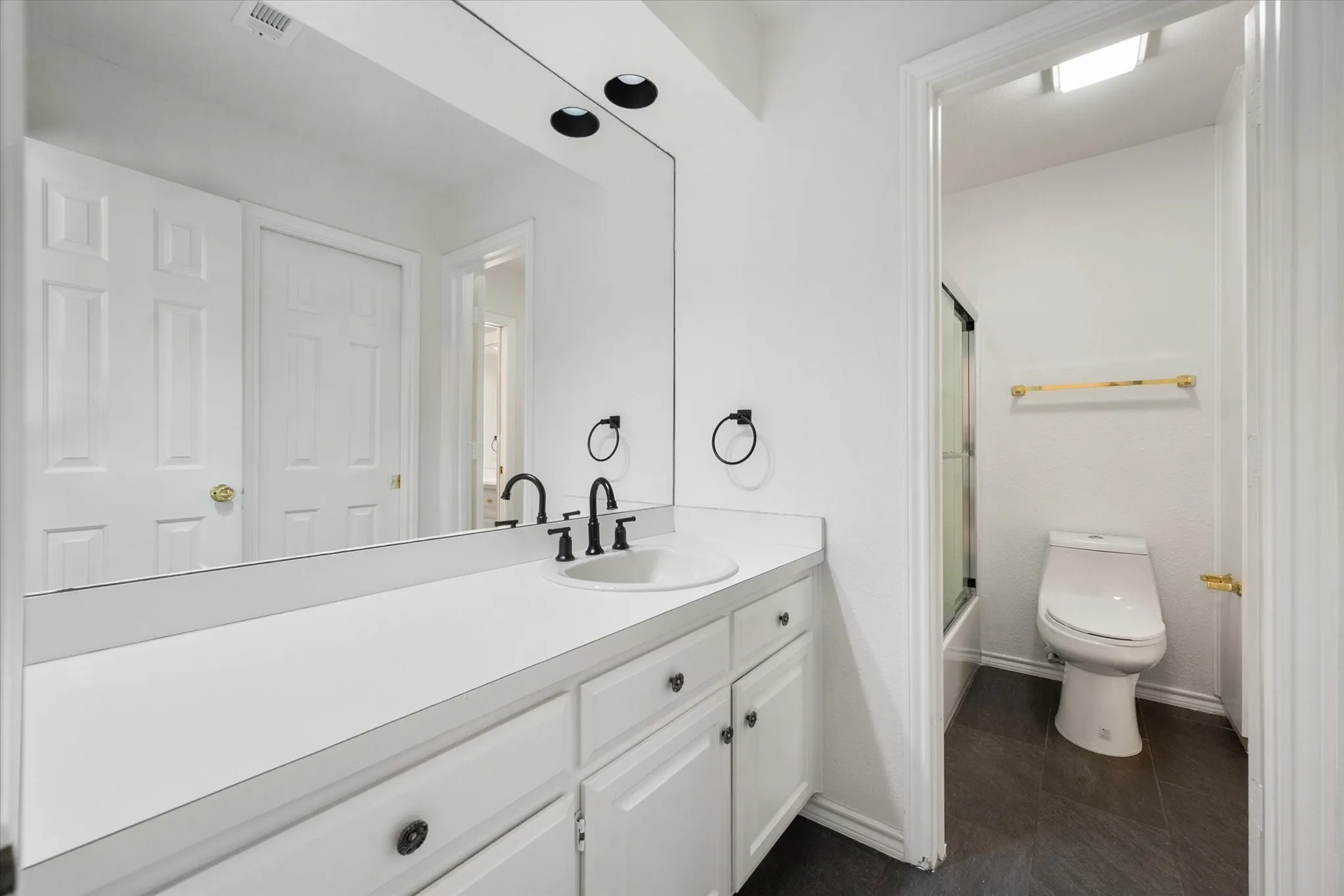 Single Family Residence For Sale in Tarrant County , 2801 Knotted Oaks Trail, Arlington, Texas 76006, 5 Bedroom, 4 Bathroom, 2 Garage spaces, 3,382 Sqft, built in 1987, mls#21290895, Real Estate Agent in Arlington, Homes For Sale in Tarrant county, Homes For Sale in Arlington, Realtor in Arlington Texas, Real Estate Brokerage Independent Realty Texas, Luminita Cordes Realtor