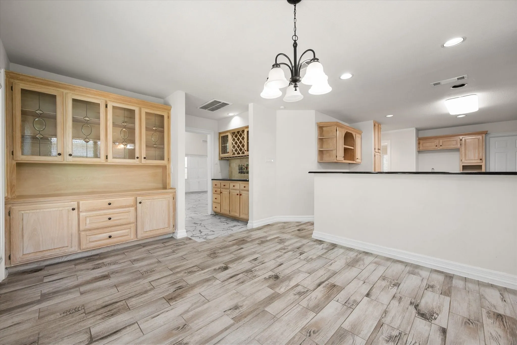 Single Family Residence For Sale in Tarrant County , 2801 Knotted Oaks Trail, Arlington, Texas 76006, 5 Bedroom, 4 Bathroom, 2 Garage spaces, 3,382 Sqft, built in 1987, mls#21290895, Real Estate Agent in Arlington, Homes For Sale in Tarrant county, Homes For Sale in Arlington, Realtor in Arlington Texas, Real Estate Brokerage Independent Realty Texas, Luminita Cordes Realtor