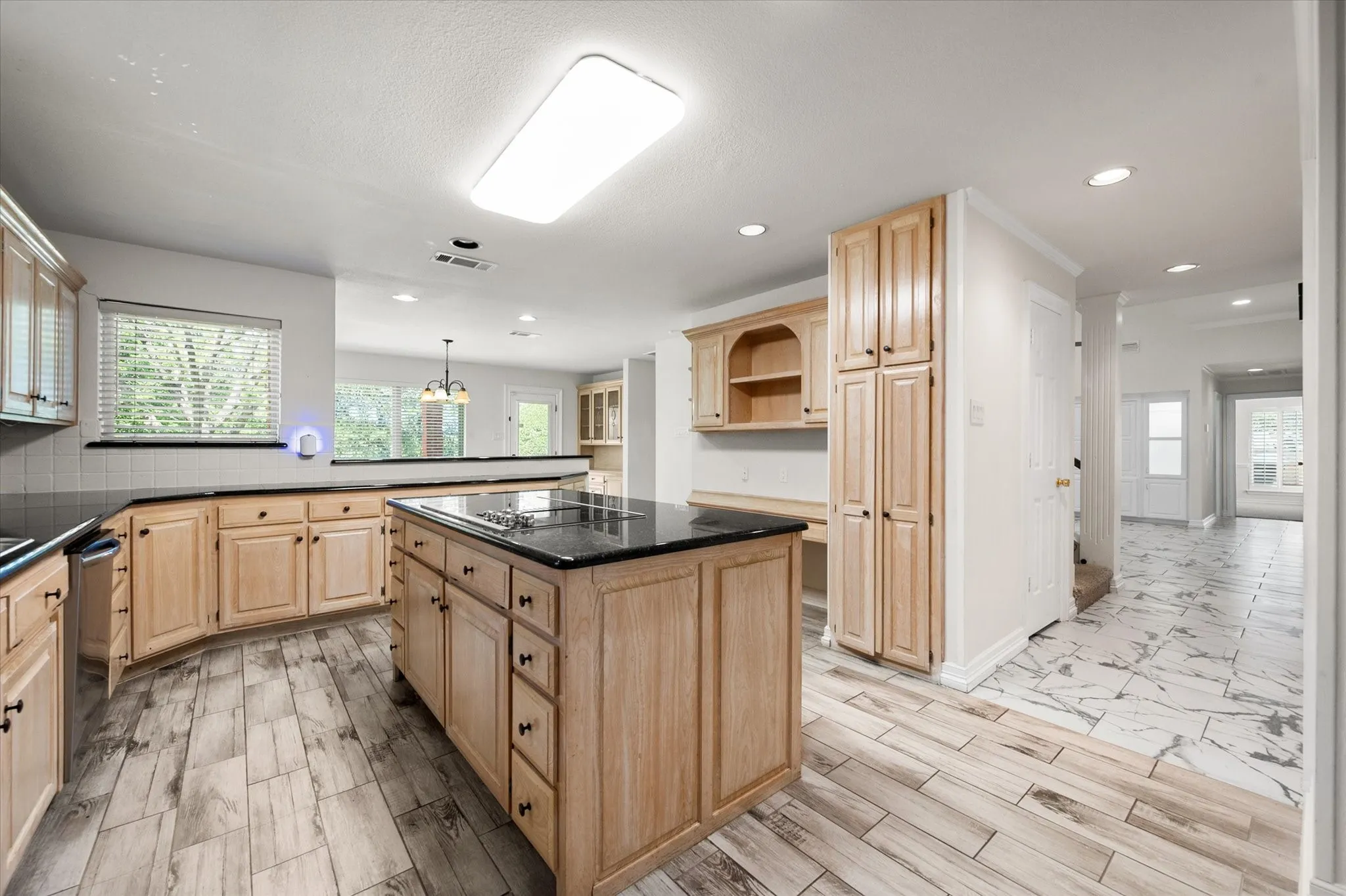 Single Family Residence For Sale in Tarrant County , 2801 Knotted Oaks Trail, Arlington, Texas 76006, 5 Bedroom, 4 Bathroom, 2 Garage spaces, 3,382 Sqft, built in 1987, mls#21290895, Real Estate Agent in Arlington, Homes For Sale in Tarrant county, Homes For Sale in Arlington, Realtor in Arlington Texas, Real Estate Brokerage Independent Realty Texas, Luminita Cordes Realtor