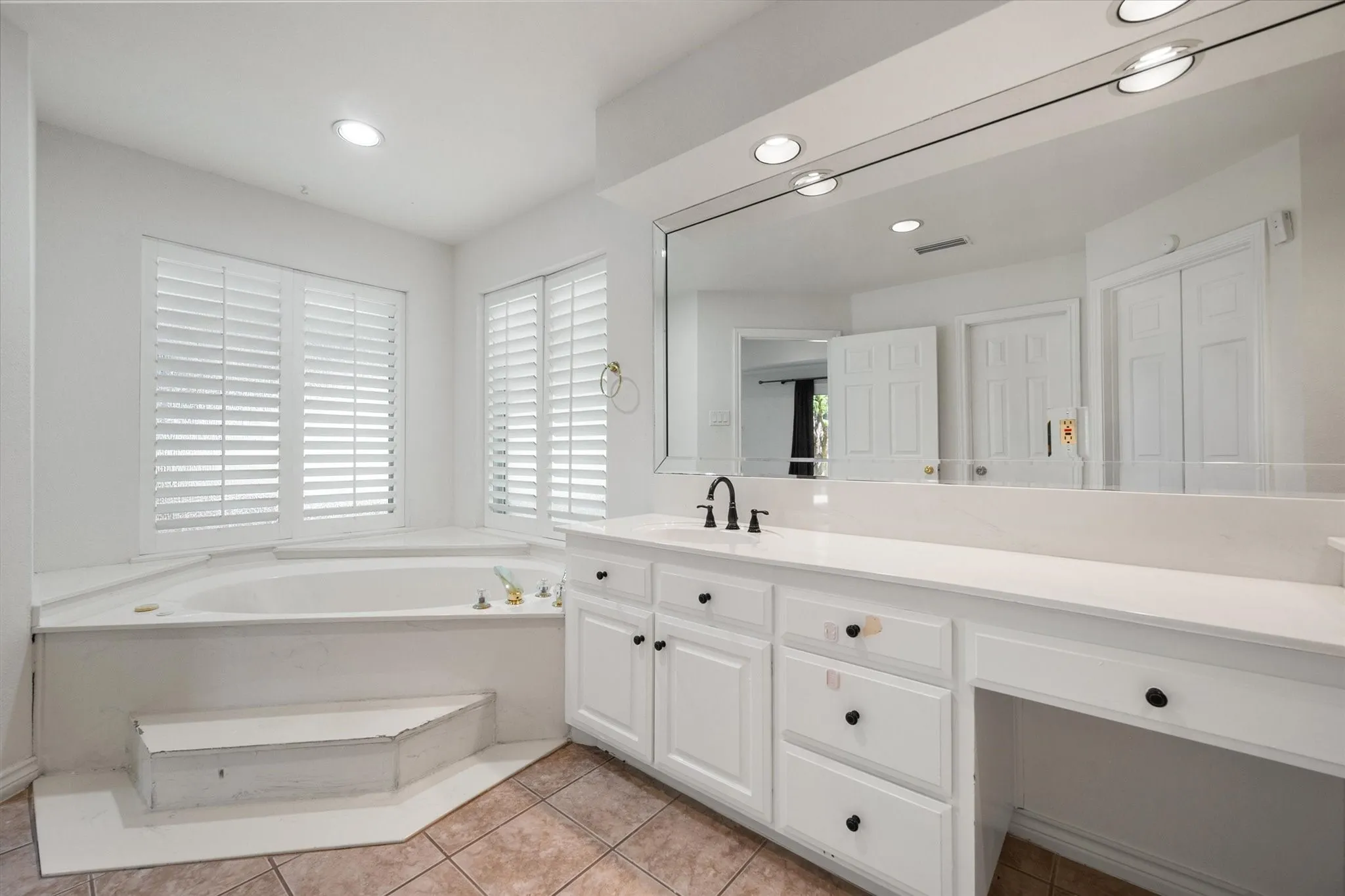 Single Family Residence For Sale in Tarrant County , 2801 Knotted Oaks Trail, Arlington, Texas 76006, 5 Bedroom, 4 Bathroom, 2 Garage spaces, 3,382 Sqft, built in 1987, mls#21290895, Real Estate Agent in Arlington, Homes For Sale in Tarrant county, Homes For Sale in Arlington, Realtor in Arlington Texas, Real Estate Brokerage Independent Realty Texas, Luminita Cordes Realtor