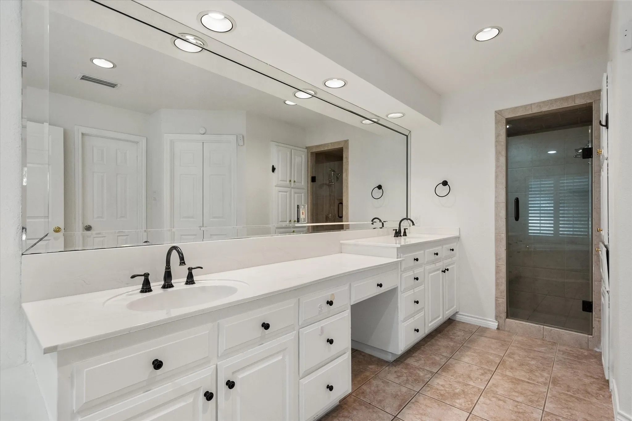 Single Family Residence For Sale in Tarrant County , 2801 Knotted Oaks Trail, Arlington, Texas 76006, 5 Bedroom, 4 Bathroom, 2 Garage spaces, 3,382 Sqft, built in 1987, mls#21290895, Real Estate Agent in Arlington, Homes For Sale in Tarrant county, Homes For Sale in Arlington, Realtor in Arlington Texas, Real Estate Brokerage Independent Realty Texas, Luminita Cordes Realtor