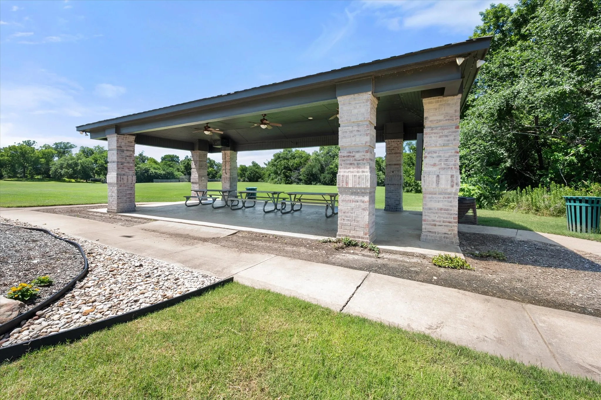 Single Family Residence For Sale in Tarrant County , 2801 Knotted Oaks Trail, Arlington, Texas 76006, 5 Bedroom, 4 Bathroom, 2 Garage spaces, 3,382 Sqft, built in 1987, mls#21290895, Real Estate Agent in Arlington, Homes For Sale in Tarrant county, Homes For Sale in Arlington, Realtor in Arlington Texas, Real Estate Brokerage Independent Realty Texas, Luminita Cordes Realtor