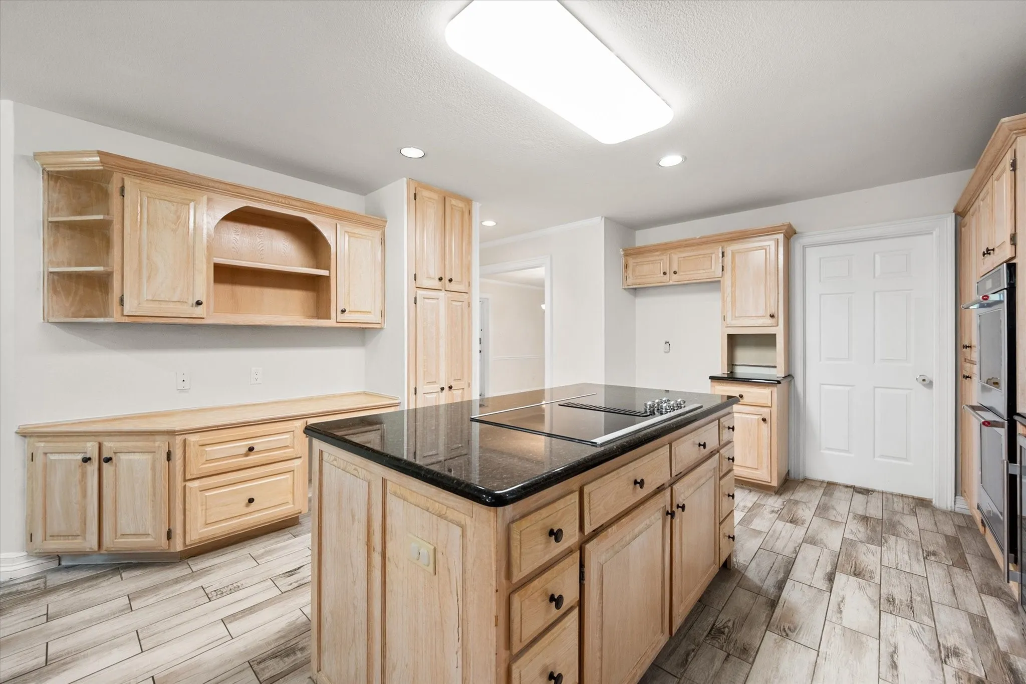 Single Family Residence For Sale in Tarrant County , 2801 Knotted Oaks Trail, Arlington, Texas 76006, 5 Bedroom, 4 Bathroom, 2 Garage spaces, 3,382 Sqft, built in 1987, mls#21290895, Real Estate Agent in Arlington, Homes For Sale in Tarrant county, Homes For Sale in Arlington, Realtor in Arlington Texas, Real Estate Brokerage Independent Realty Texas, Luminita Cordes Realtor