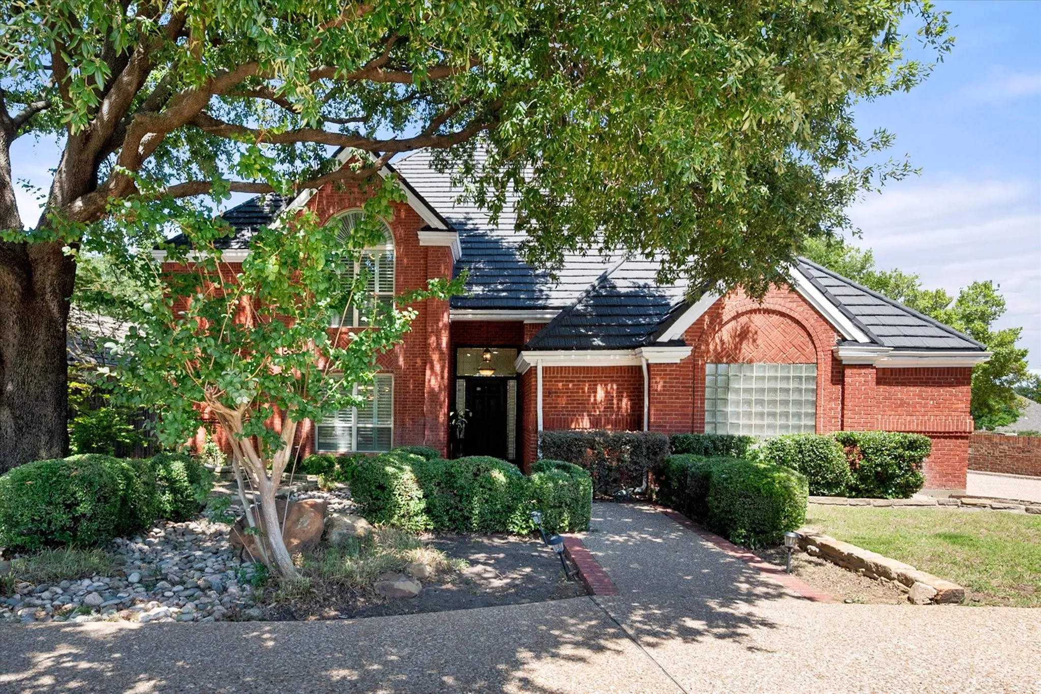 Single Family Residence For Sale in Tarrant County , 2801 Knotted Oaks Trail, Arlington, Texas 76006, 5 Bedroom, 4 Bathroom, 2 Garage spaces, 3,382 Sqft, built in 1987, mls#21290895, Real Estate Agent in Arlington, Homes For Sale in Tarrant county, Homes For Sale in Arlington, Realtor in Arlington Texas, Real Estate Brokerage Independent Realty Texas, Luminita Cordes Realtor