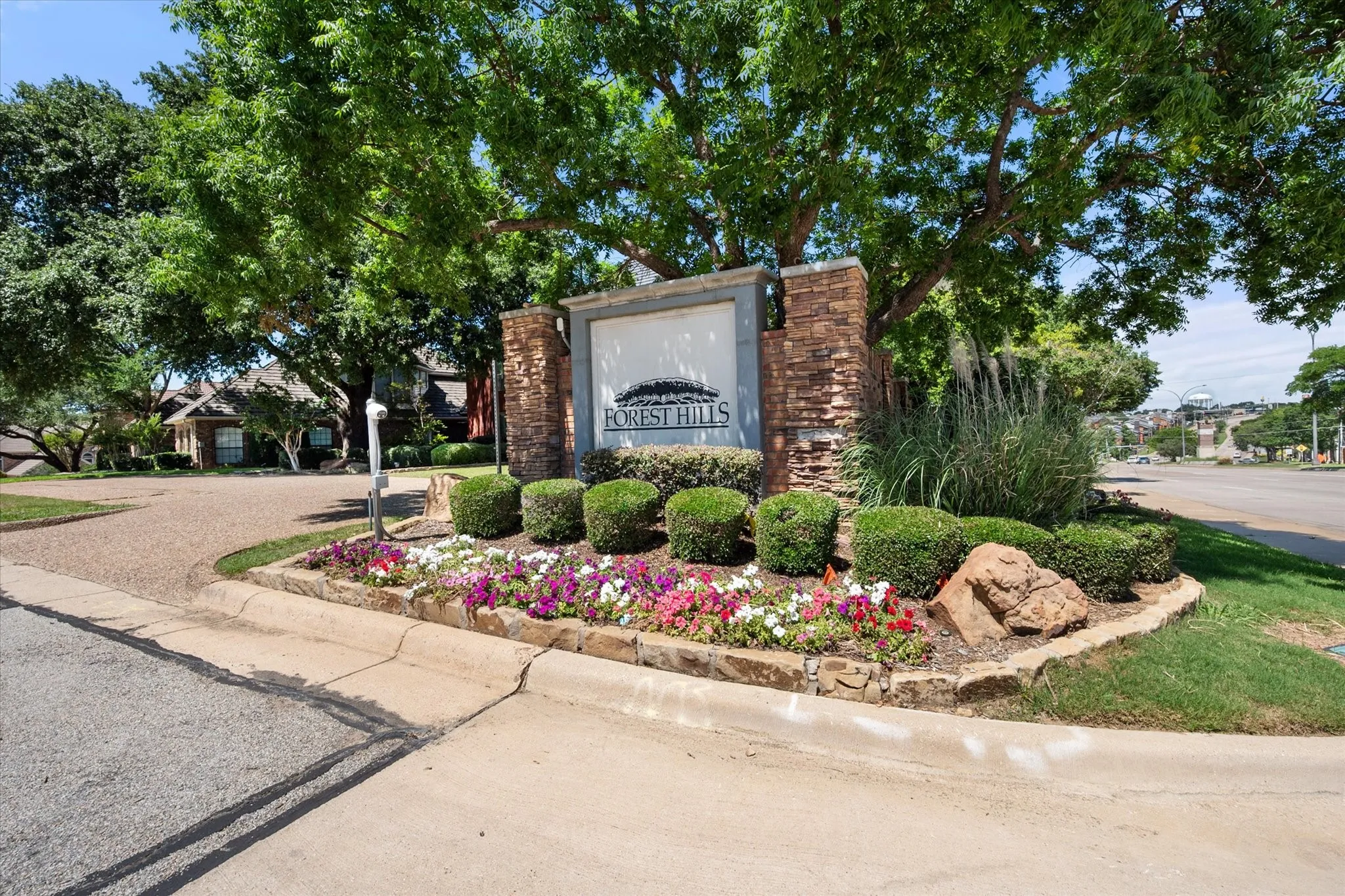 Single Family Residence For Sale in Tarrant County , 2801 Knotted Oaks Trail, Arlington, Texas 76006, 5 Bedroom, 4 Bathroom, 2 Garage spaces, 3,382 Sqft, built in 1987, mls#21290895, Real Estate Agent in Arlington, Homes For Sale in Tarrant county, Homes For Sale in Arlington, Realtor in Arlington Texas, Real Estate Brokerage Independent Realty Texas, Luminita Cordes Realtor