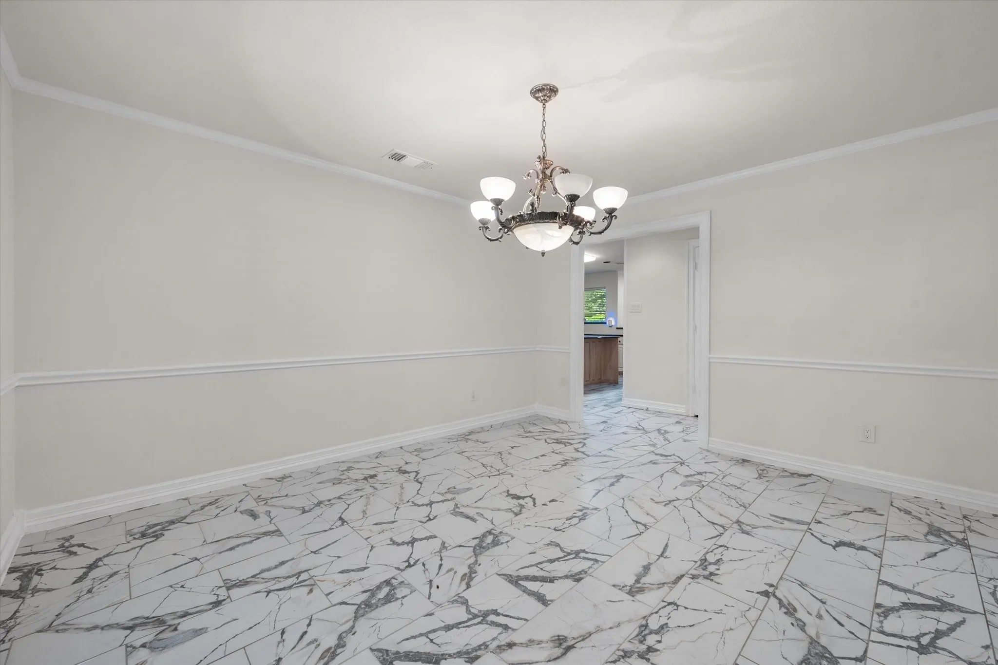 Single Family Residence For Sale in Tarrant County , 2801 Knotted Oaks Trail, Arlington, Texas 76006, 5 Bedroom, 4 Bathroom, 2 Garage spaces, 3,382 Sqft, built in 1987, mls#21290895, Real Estate Agent in Arlington, Homes For Sale in Tarrant county, Homes For Sale in Arlington, Realtor in Arlington Texas, Real Estate Brokerage Independent Realty Texas, Luminita Cordes Realtor