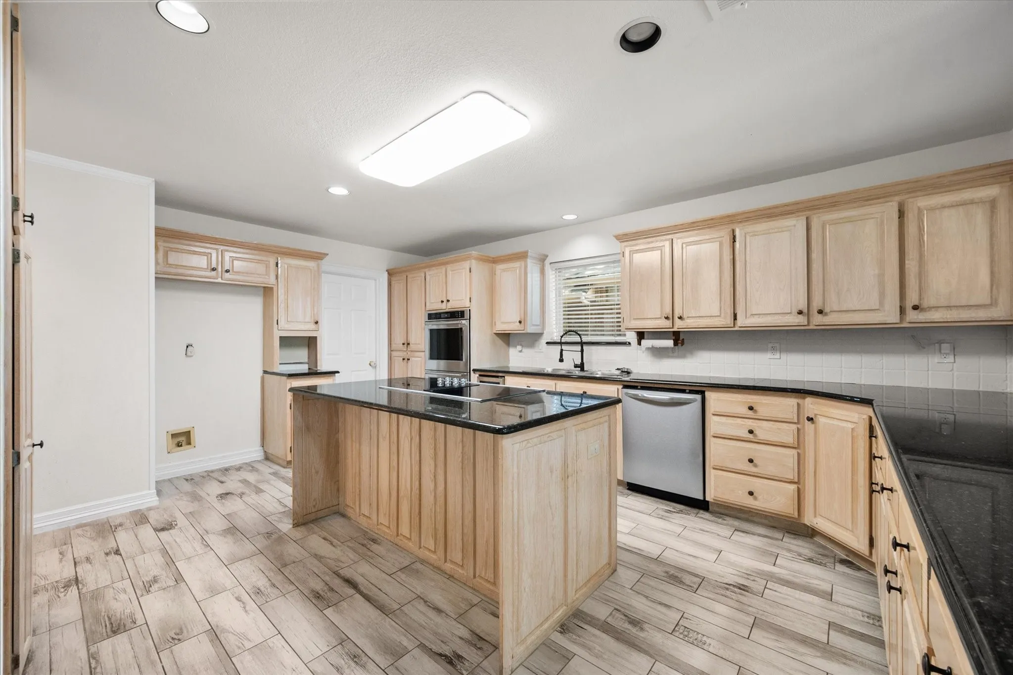 Single Family Residence For Sale in Tarrant County , 2801 Knotted Oaks Trail, Arlington, Texas 76006, 5 Bedroom, 4 Bathroom, 2 Garage spaces, 3,382 Sqft, built in 1987, mls#21290895, Real Estate Agent in Arlington, Homes For Sale in Tarrant county, Homes For Sale in Arlington, Realtor in Arlington Texas, Real Estate Brokerage Independent Realty Texas, Luminita Cordes Realtor